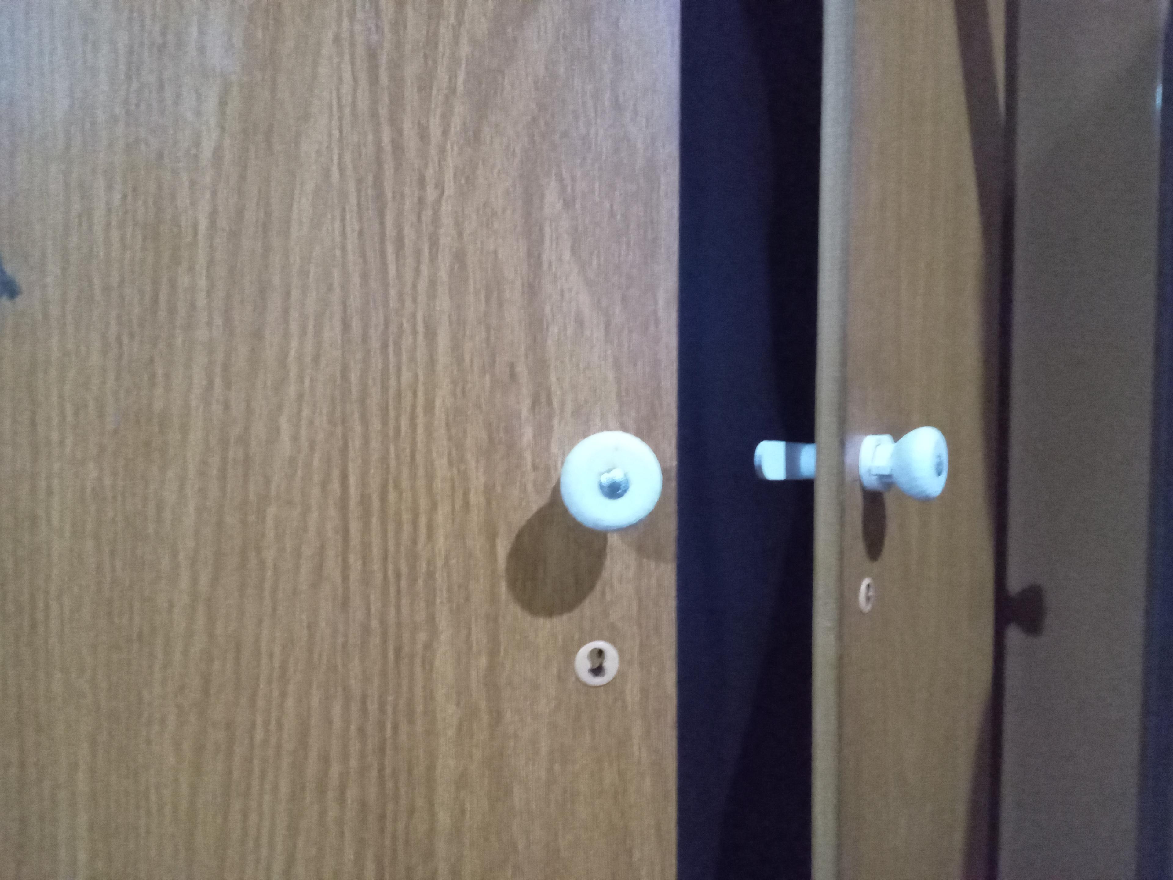 puxador com tranca para porta de armário 3d model