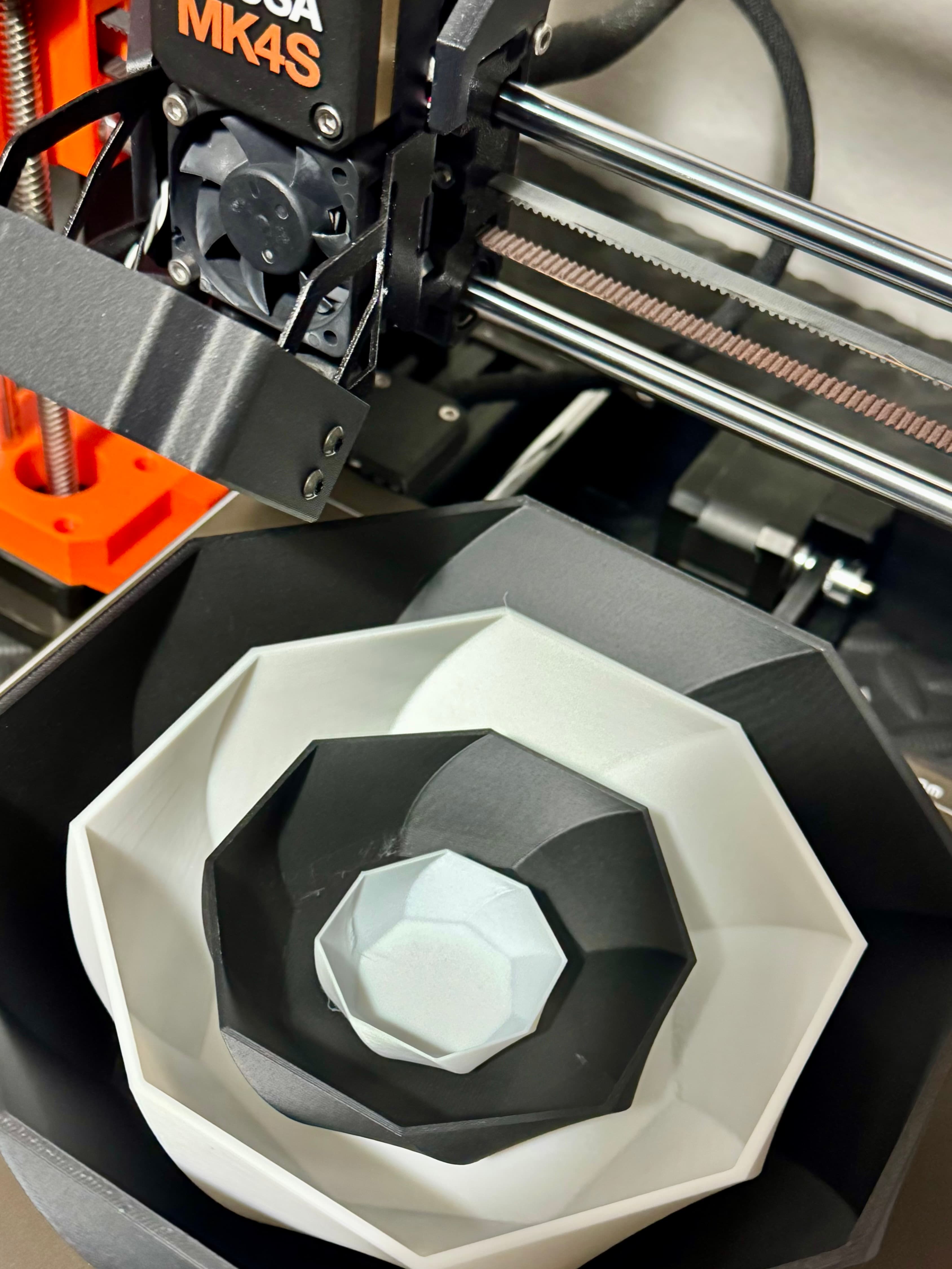 Mano y monochrome phone with PolyMaker filament on the Prusa Mk4S.