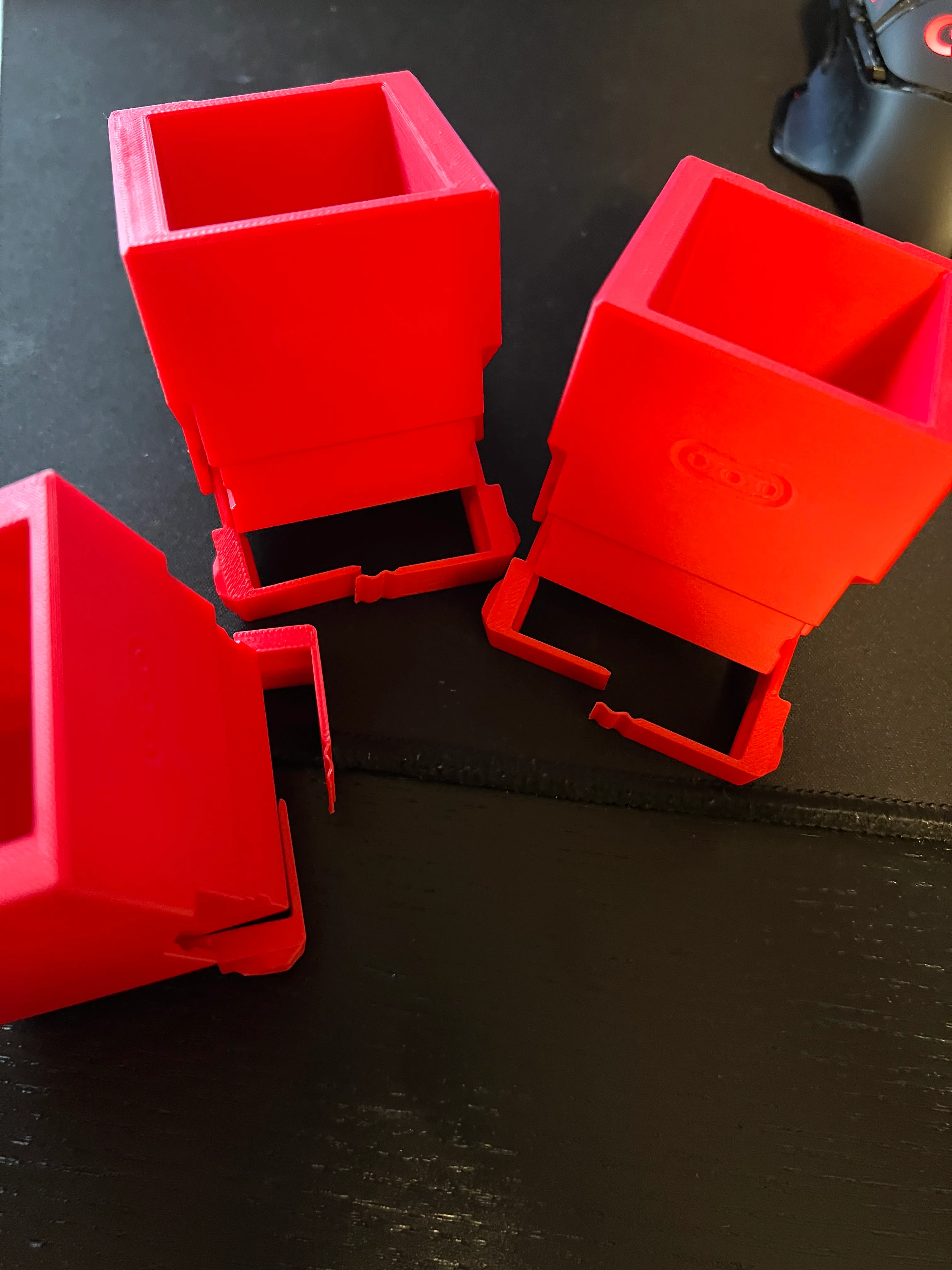 Hey, I have extreme problems with the container.
The movable part on the front side keeps breaking...
Do you have a solution for this?