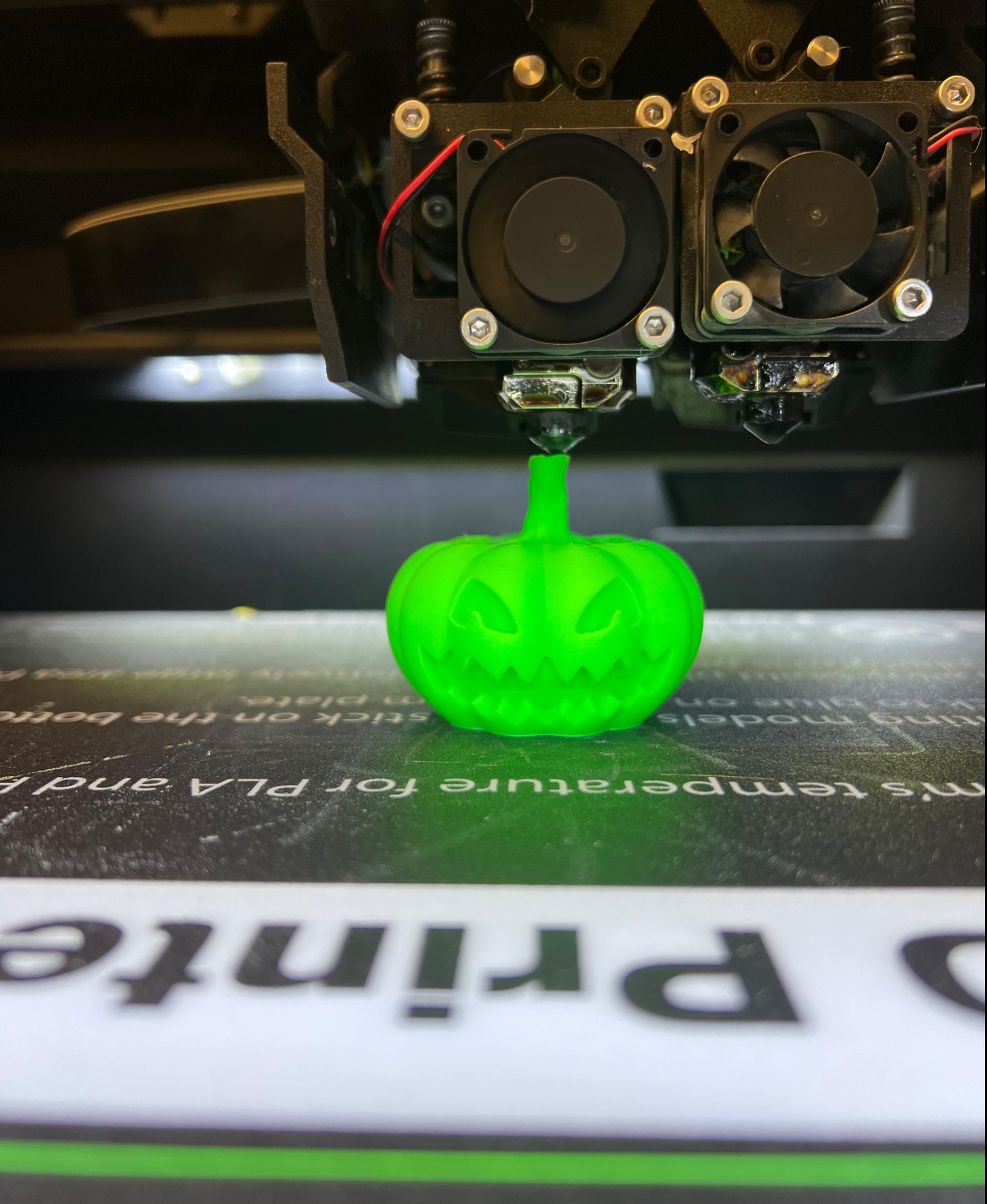 Pumpkin Spinner - Printed on a QIDI fast (2.5 hours) and a X 1 carbon (50 min) - 3d model