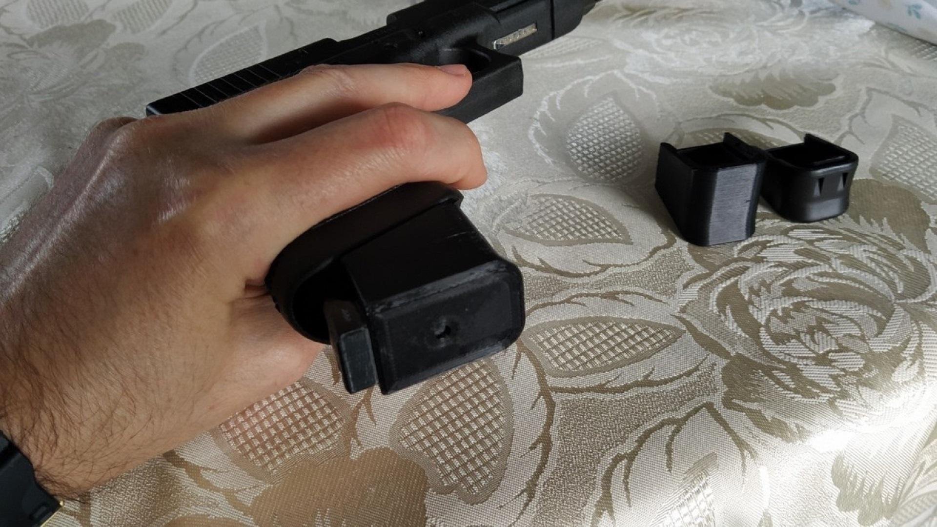 GLOCK PLUS 4 MAGAZINE EXTENSION AND INSERT WITH CLIP 3d model
