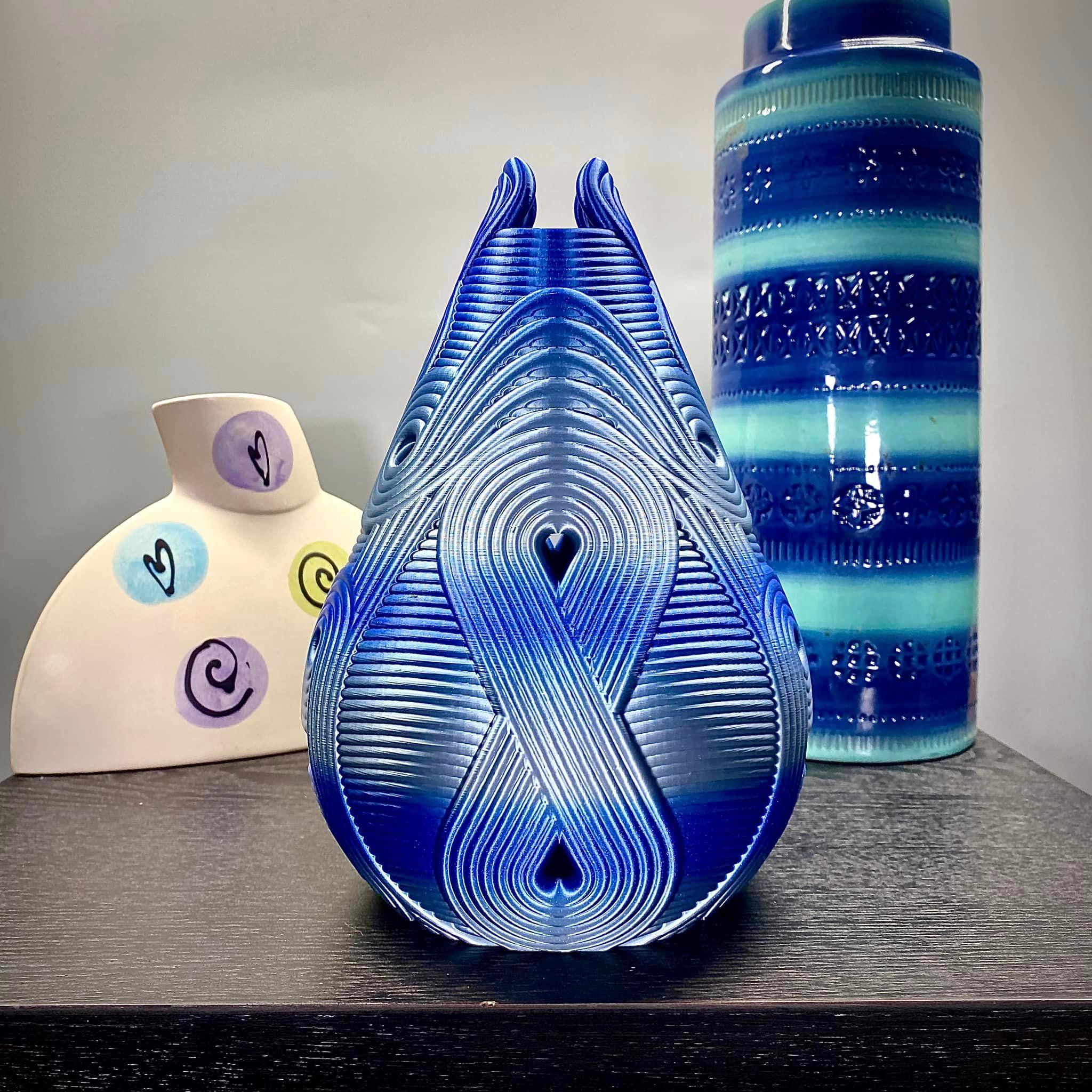 Looped Tear Vase 3d model