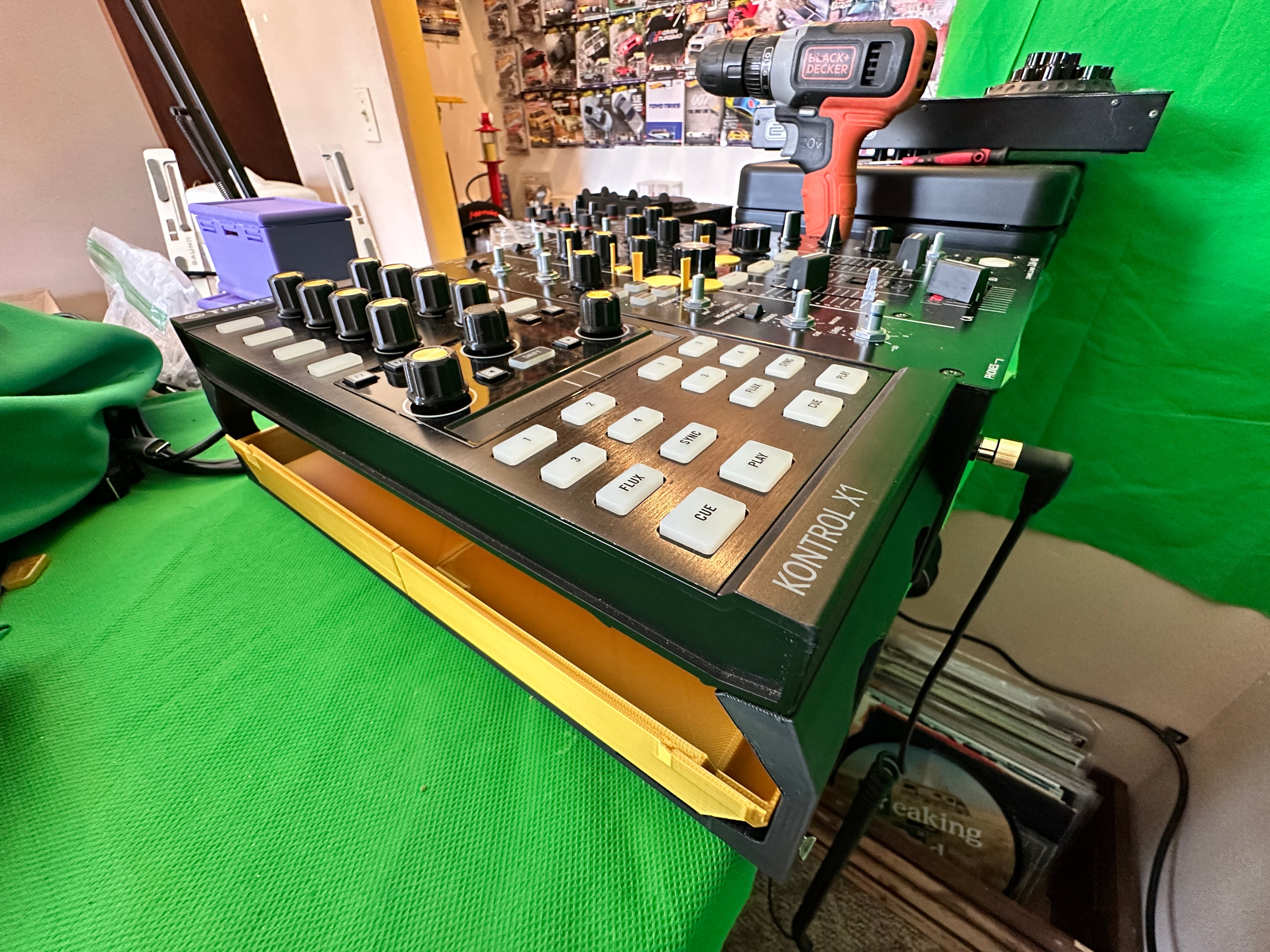 NI Traktor Kontrol X1 / X1 MK2 / F1 / Z1 Stand / Cover/ Case 3d model
