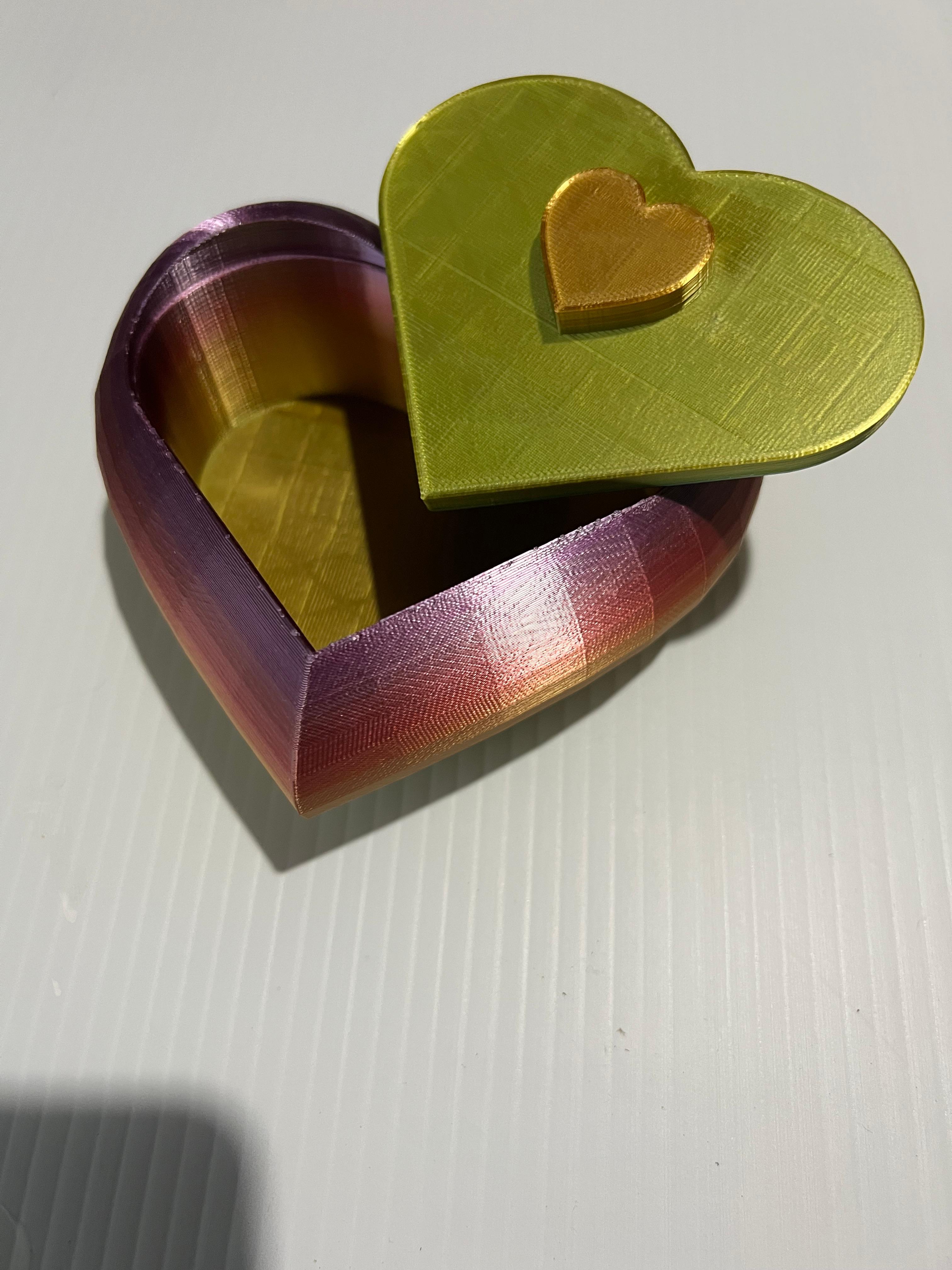 Remix of Simple Heart Box with lid 3d model
