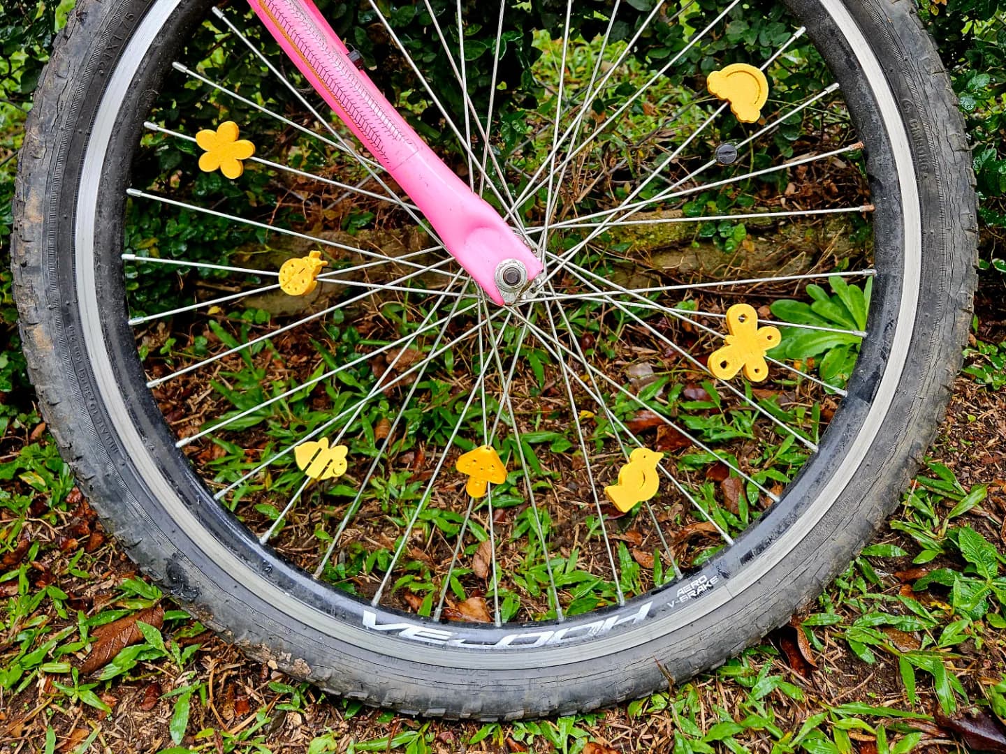 Bicycle spoke clips (Spring theme) 3d model