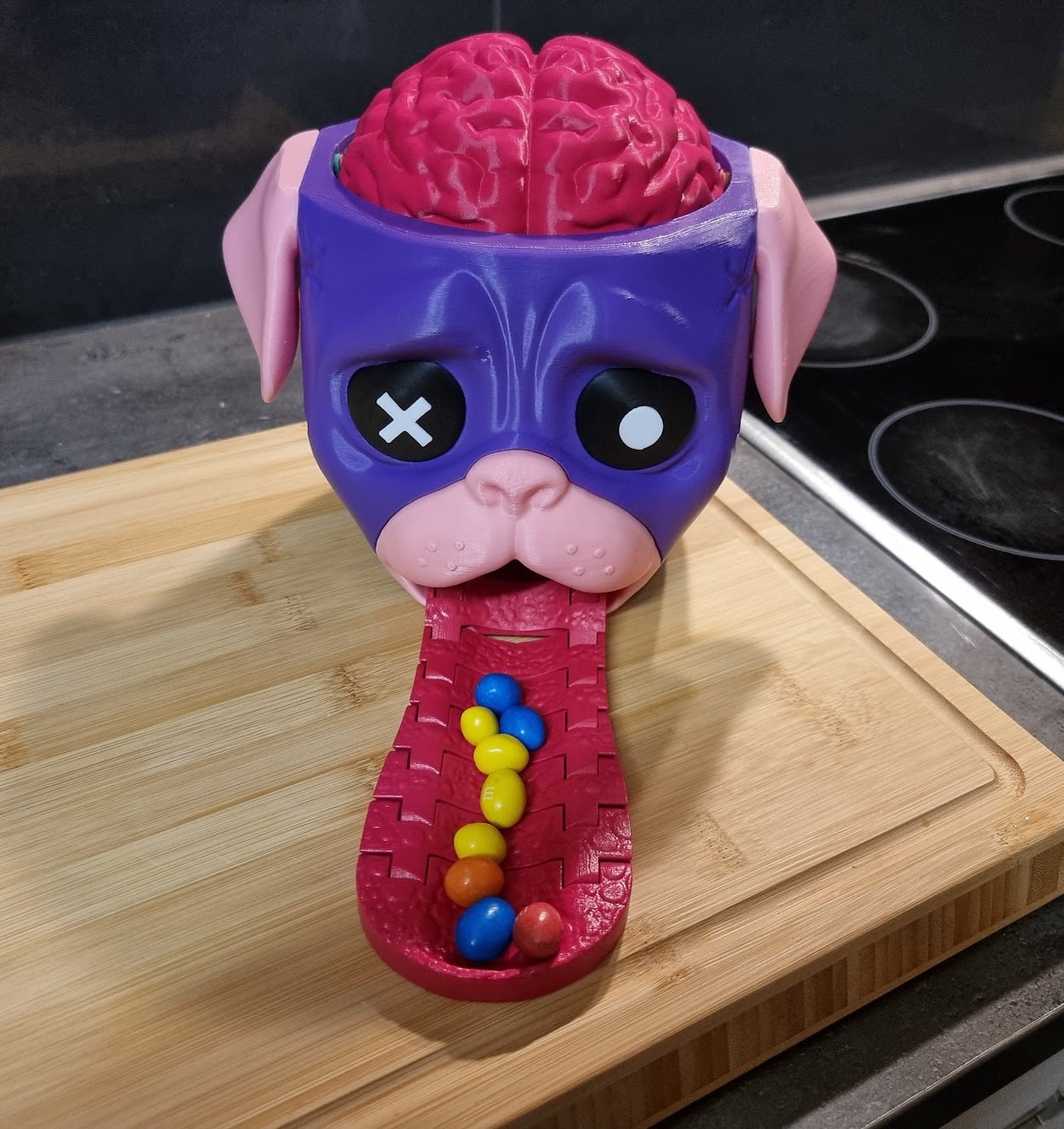Brain and Tongue printed with 0.08mm Layer height.
I coated the tongue and funnel with food-safe varnish for a more hygienic environment for the snacks.
Colors I used:
Black | Violet | Light Pink | Magenta | White. Filament from esun PLA+HS
