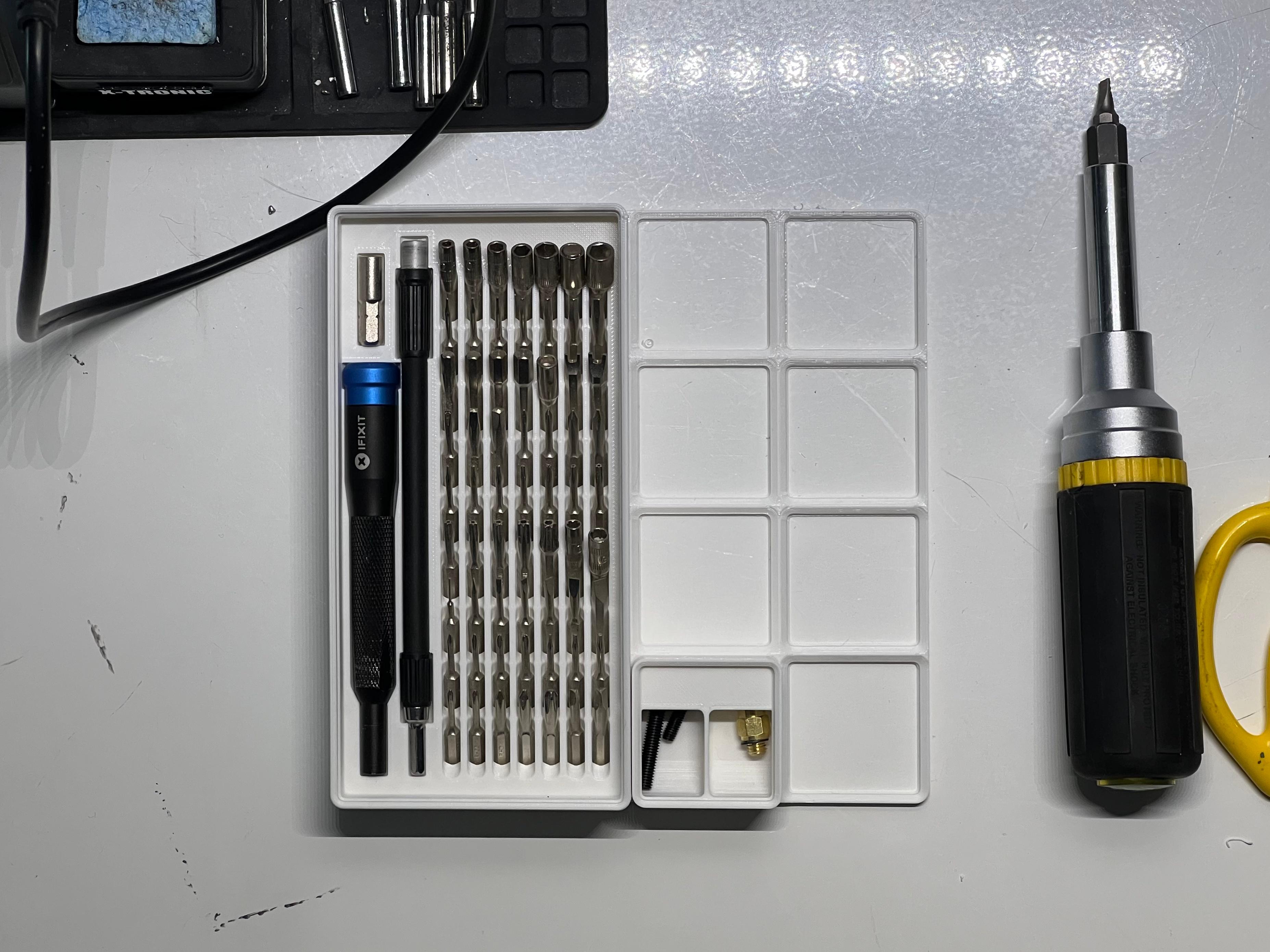 Gridfinity iFixit Mako + ES121 Screwdriver Holders - Fits the kit wonderfully! Only issue is that some of the bits with larger tips don't fully seat into their spot. Some quick exactoing should fix that up. - 3d model