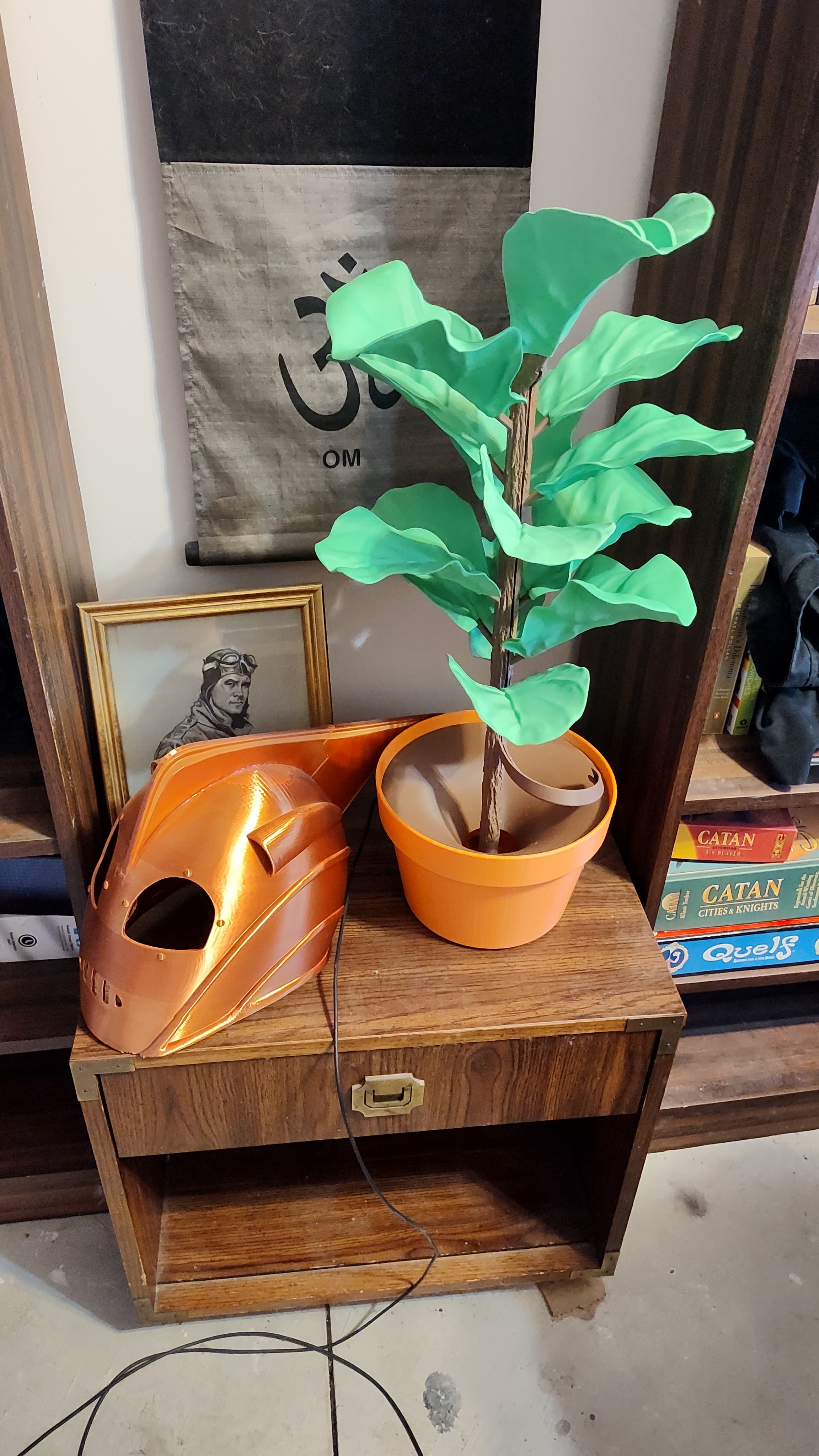 It's so satisfying watching my spare change drop swirl down into the pot at the bottom! Haven't gotten dimes to work yet but tilting the fig slightly back is enough to penny drops and swirls like the quarters and nickles! Really fun print!