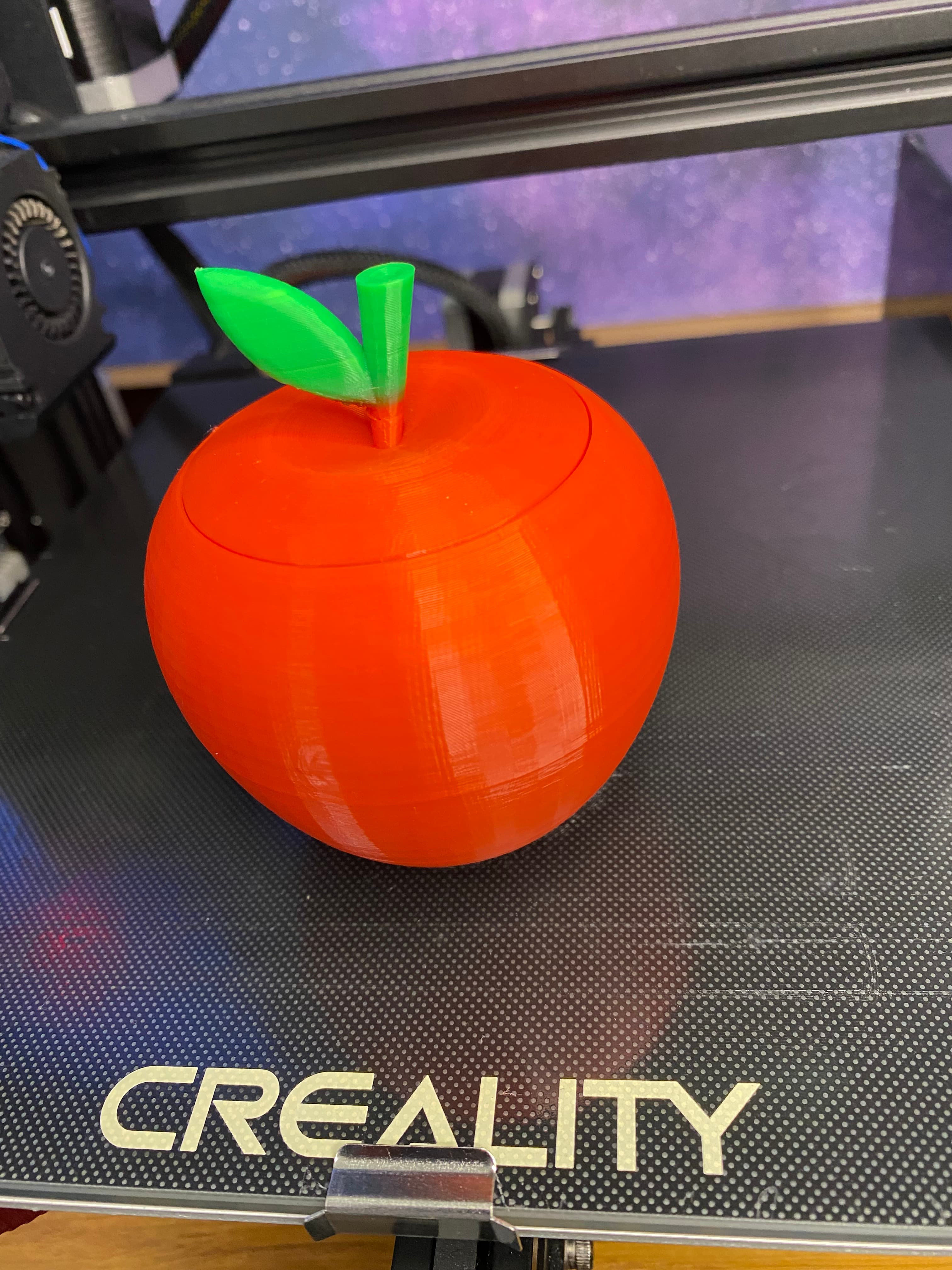 Did a manual filament change to green after the top of the apple lid finished. Much better option then gluing a stem on