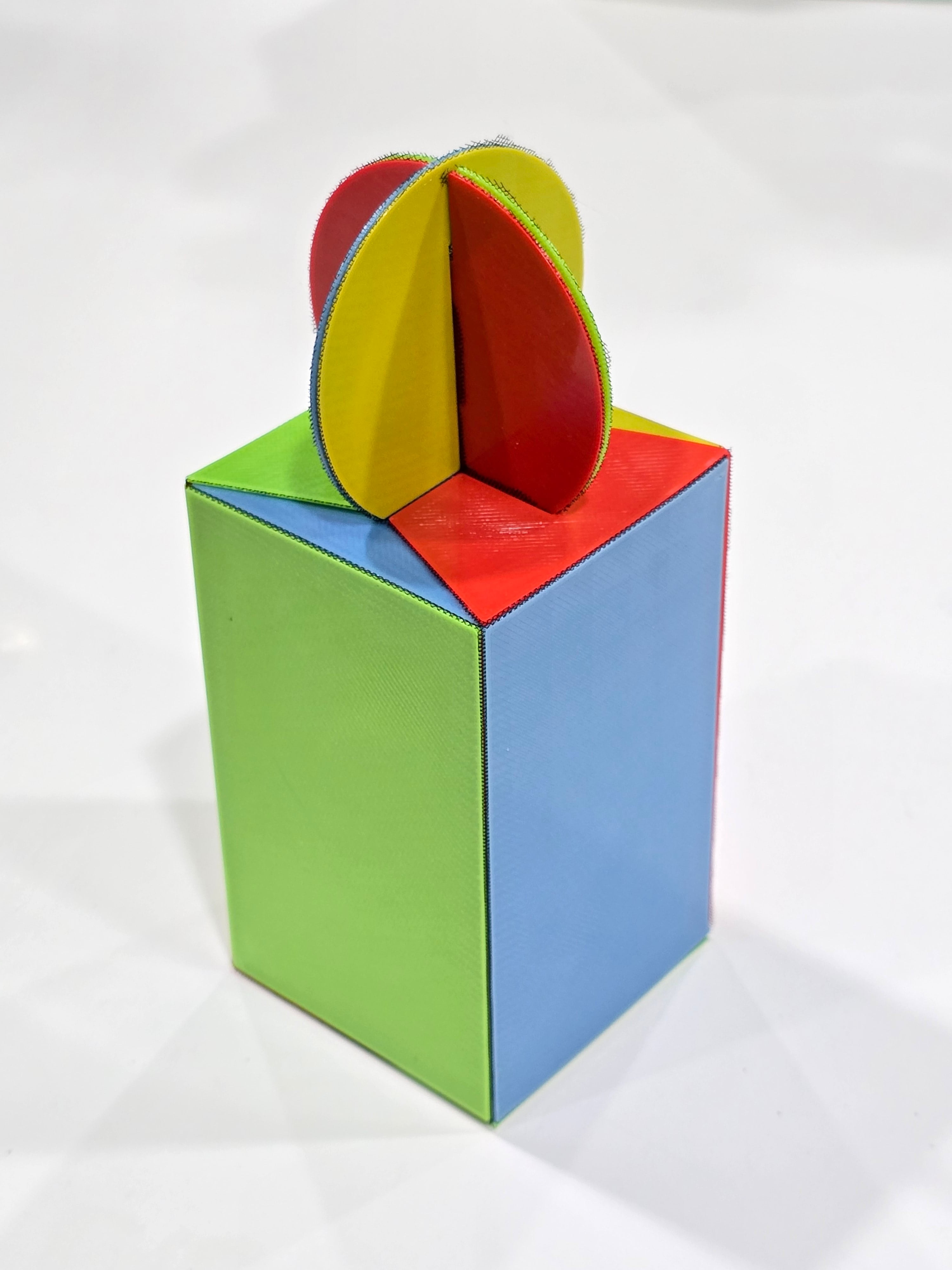 Auto locking party favor / trinket box 3d model