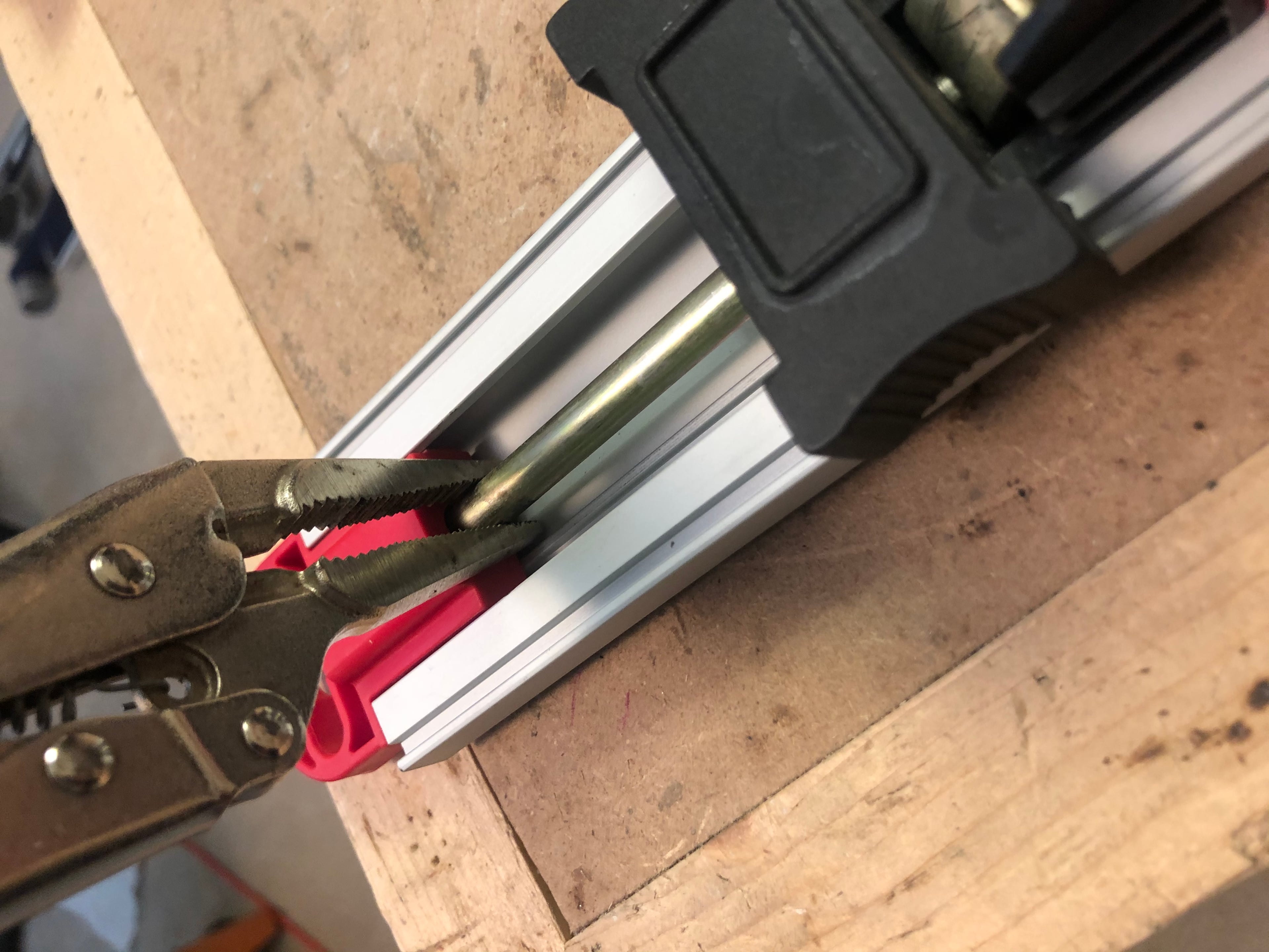 BoraEdgeClamp-Small.stl - Disassembly step one. - 3d model
