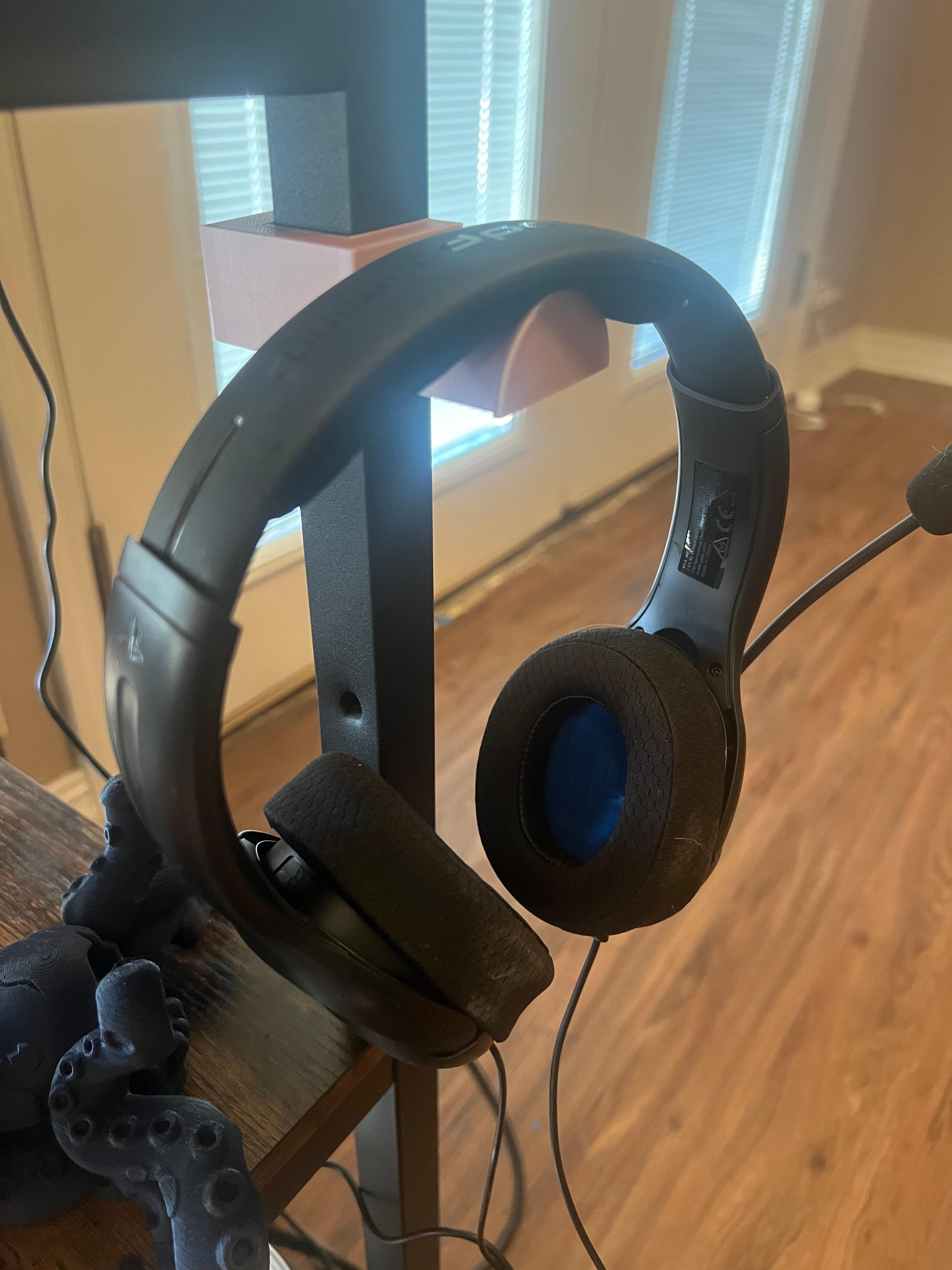 side mounted headphone stand 3d model