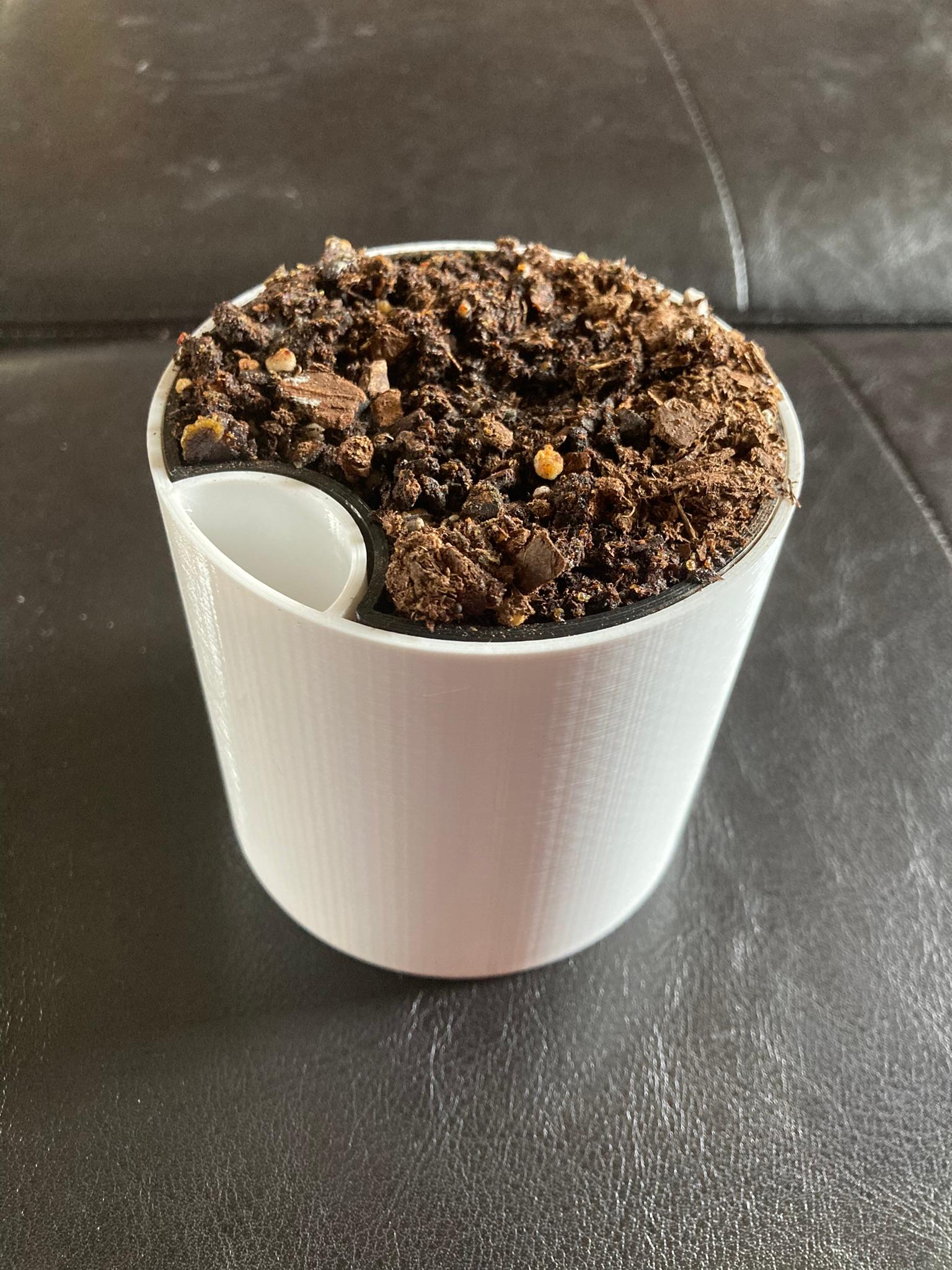 Small self-watering plant starter pot 3d model