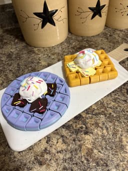 Floppy waffles!!!!! Printed in polymaker winter, eureka gold, white, pastel yellow and justmaket chocolate. Added sprinkles with cut up pieces of filament!!! 3d model