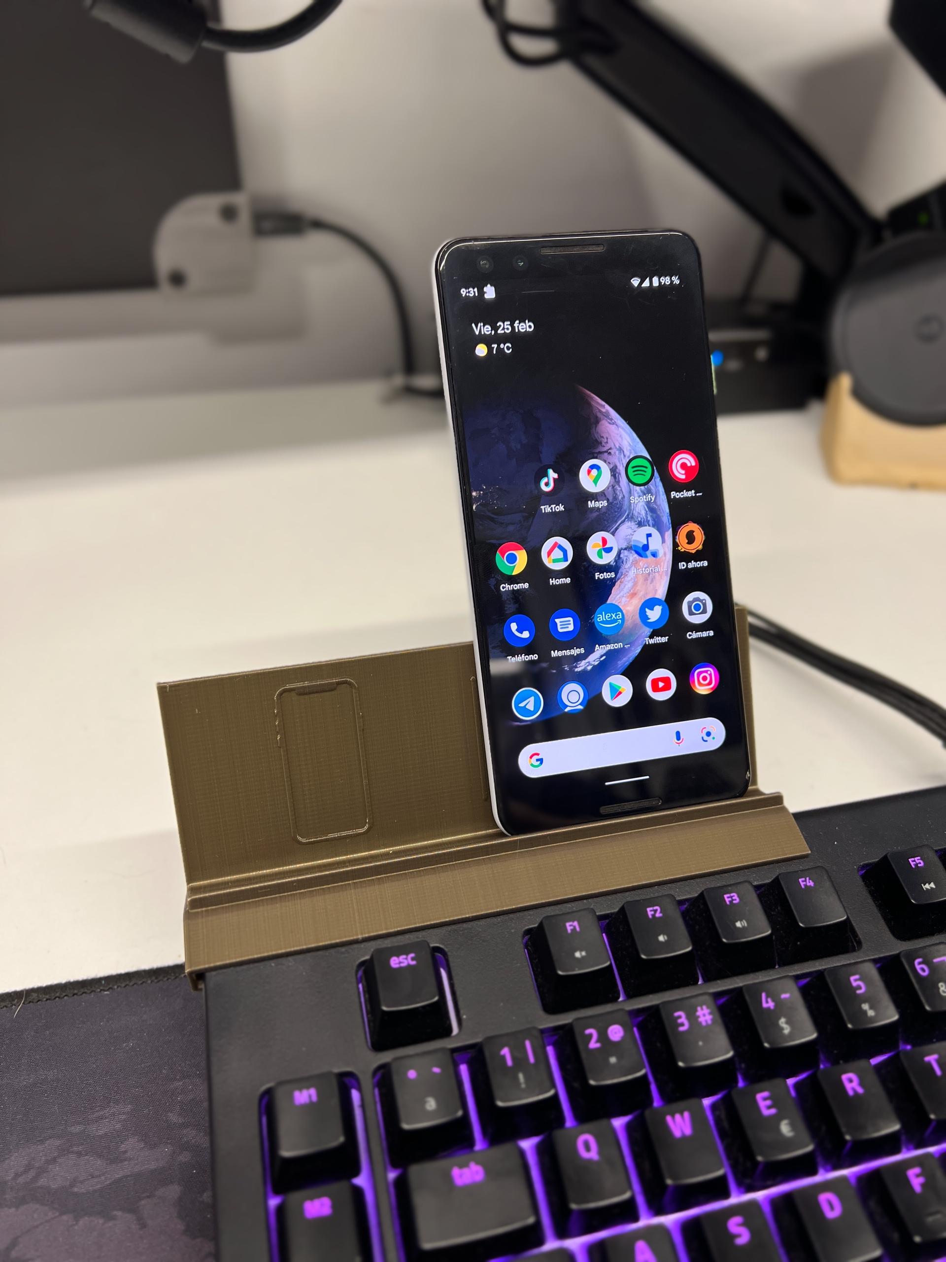 Phone holder for Razer keyboard v2 - Pixel 3 without case on portrait mode, it holds very well - 3d model