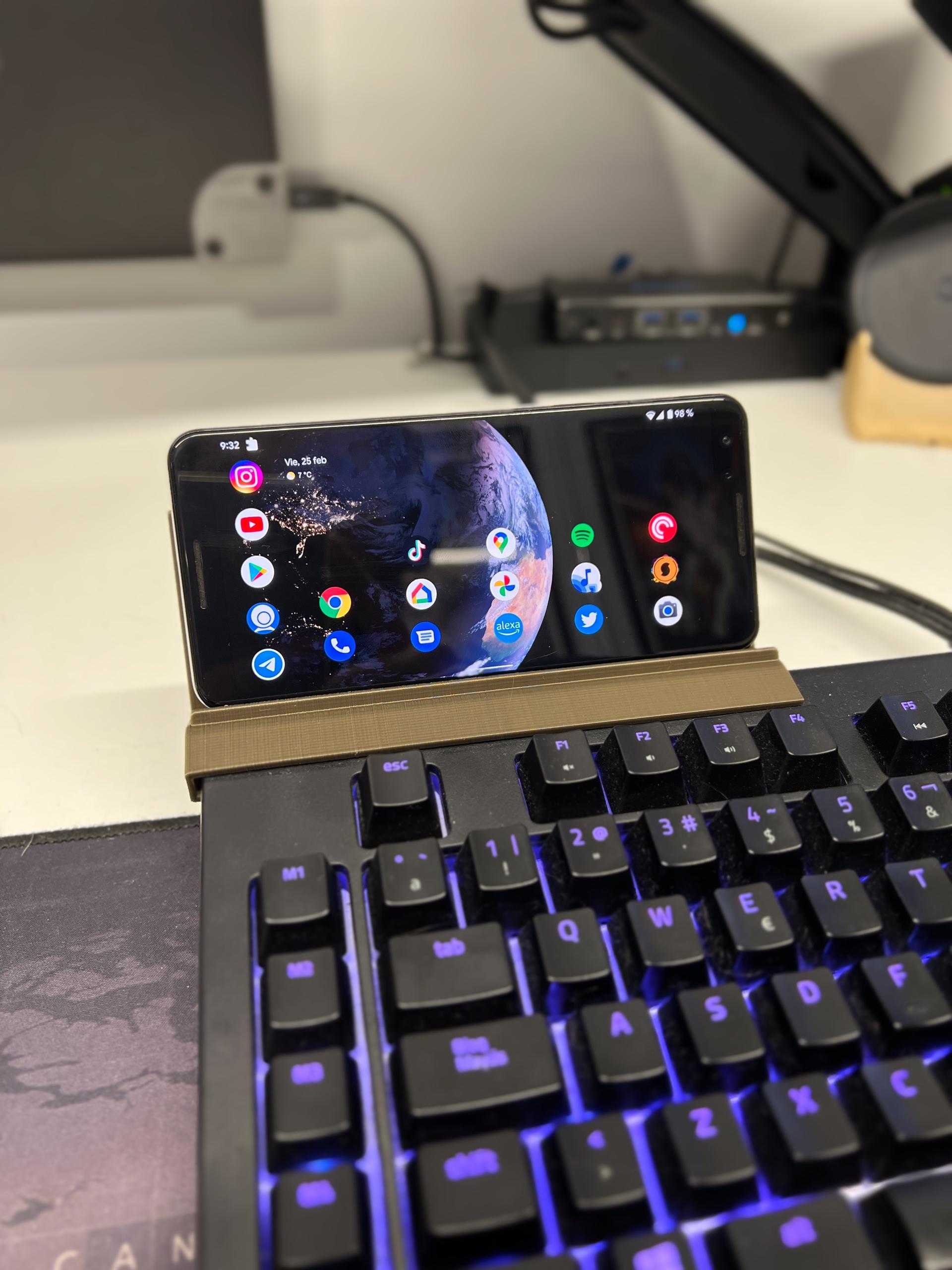 Phone holder for Razer keyboard v2 - Pixel 3 on version 2 - 3d model