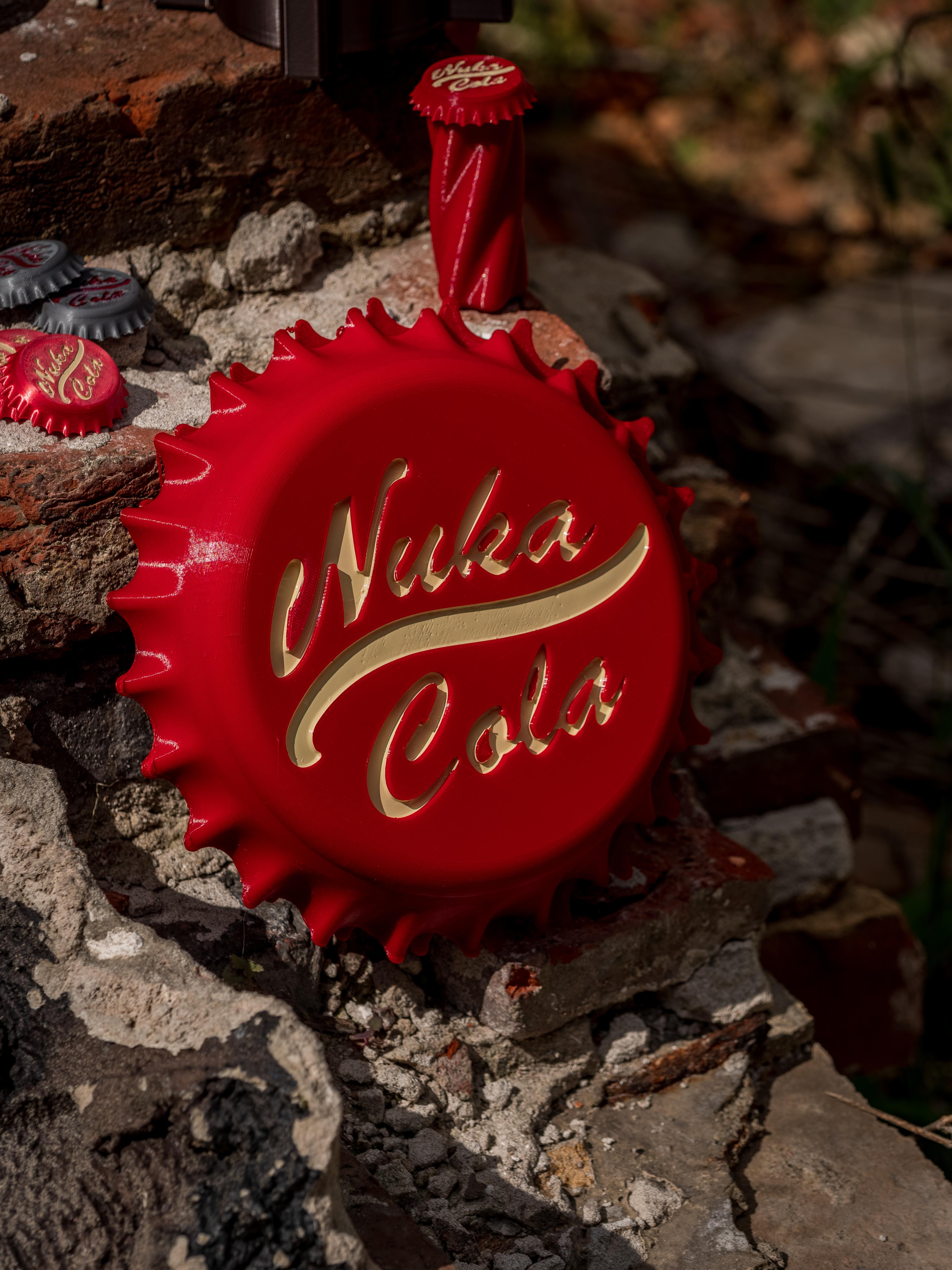 Nuka Cola Bottle Cap + Display Stand - Fallout Halloween Accessory 3d model