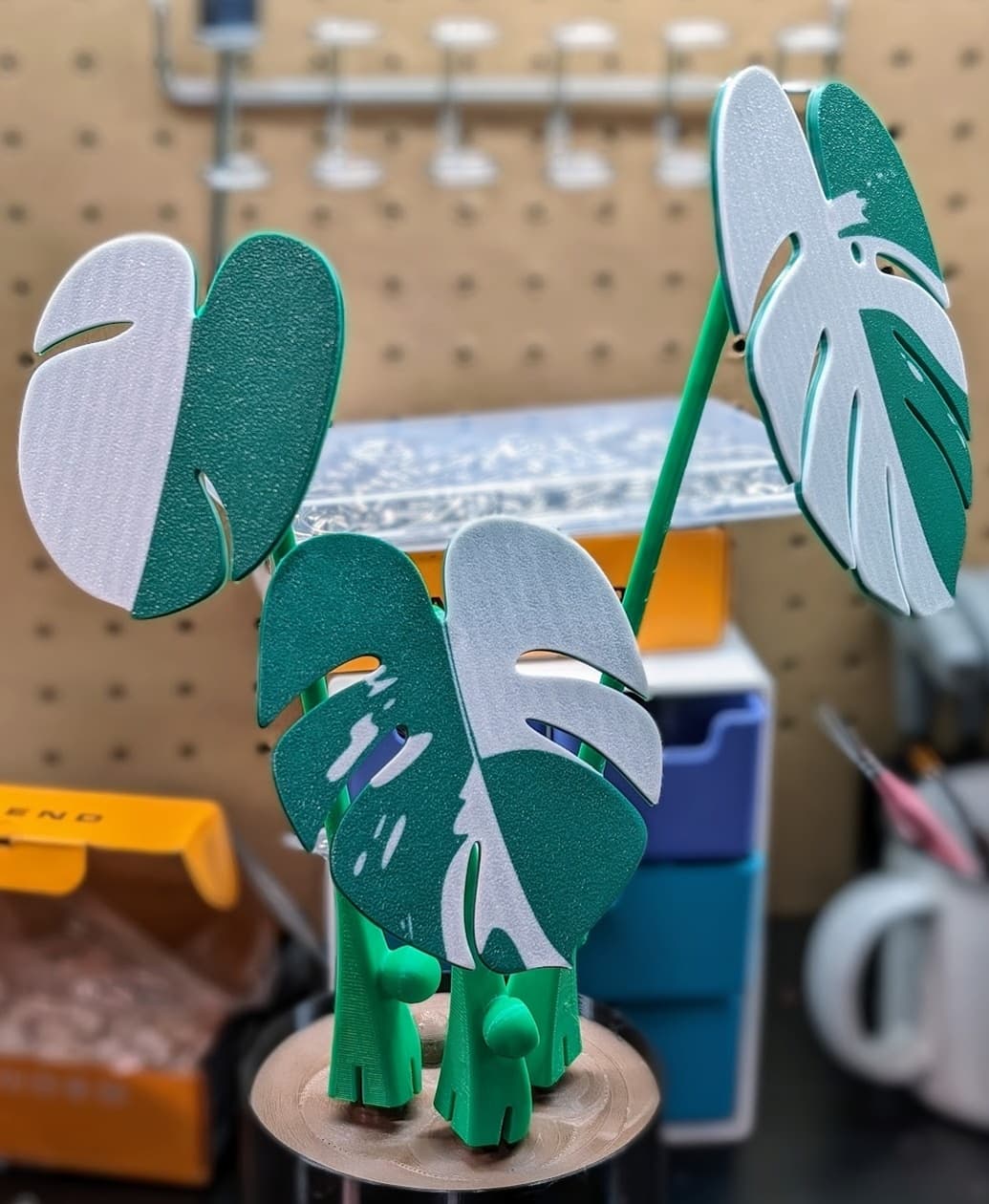 I ended up changing the monstera albo white parts to a modifer and used it for the leaf instead as the provided way didn't work very well. This way I can also make the tops nice and flat!