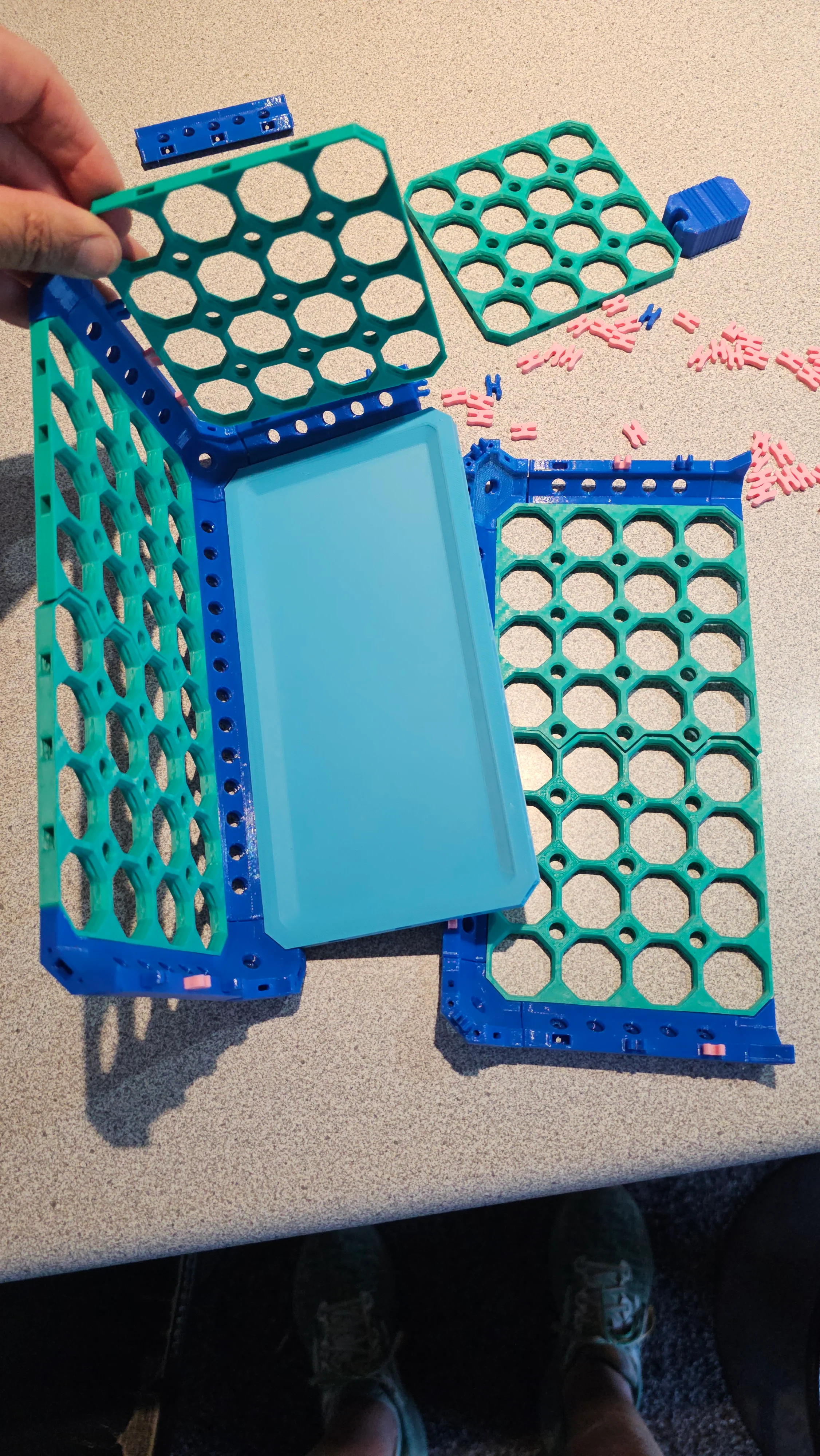 Used 4x4 full edge and 2 4x4 side-by-side pieces for the long sides. This thing is super difficult to assemble. The H clips are super tight, I had to remodel the small tool larger bc my hands can only squeeze so much. No clue what the holes on the bottom are for. Be nice to see photos of the pieces being used and not just a pic of the piece itself. Most of this stuff is FAFO and hope it does something useful. Good luck!