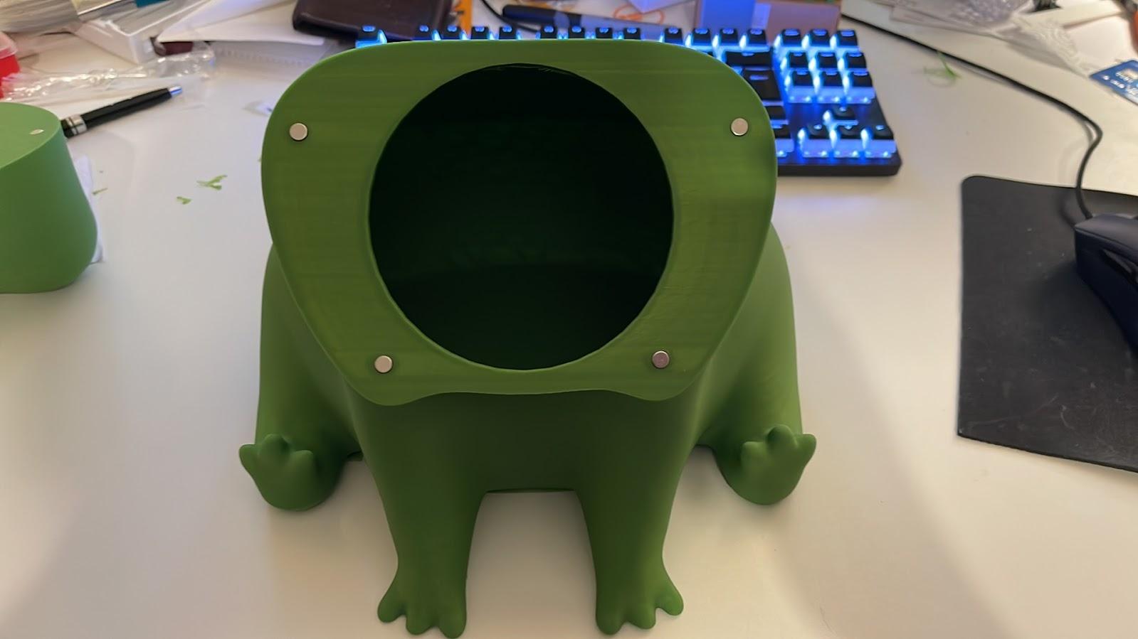 Fred the Frog but a large magnetic container 3d model