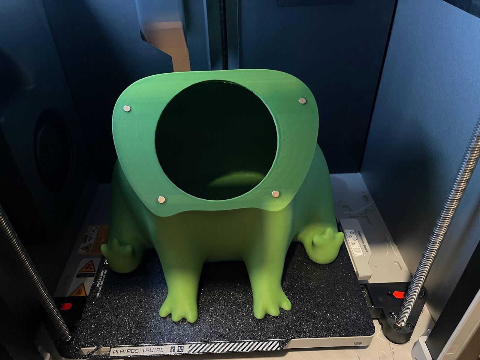 Fred the Frog but a large magnetic container 3d model