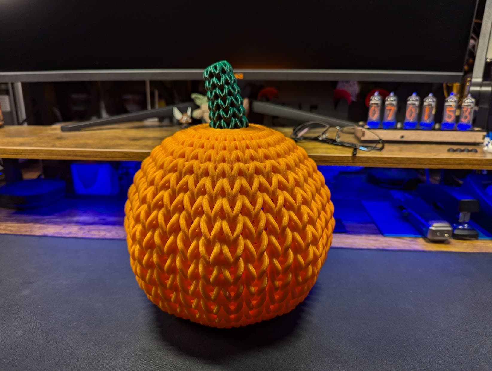 Printed in 3 parts, at 175% scale. Stem didn't fit into lid, but torching the area where it's supposed to go to soften it a bit allowed me to force it into place. Added a few drops of CA to make sure it holds. Zero issues with the print otherwise. Overall, a really great looking pumpkin to display this fall.