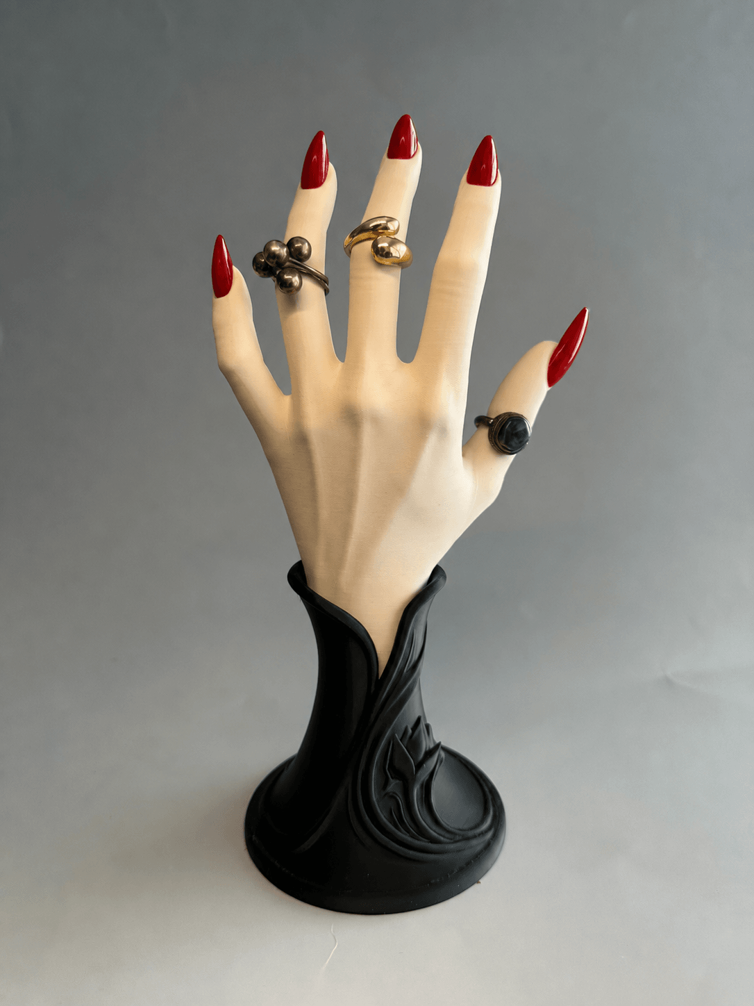 Vampire Hand Ring Holder – Gothic Jewelry Display Hand 3d model