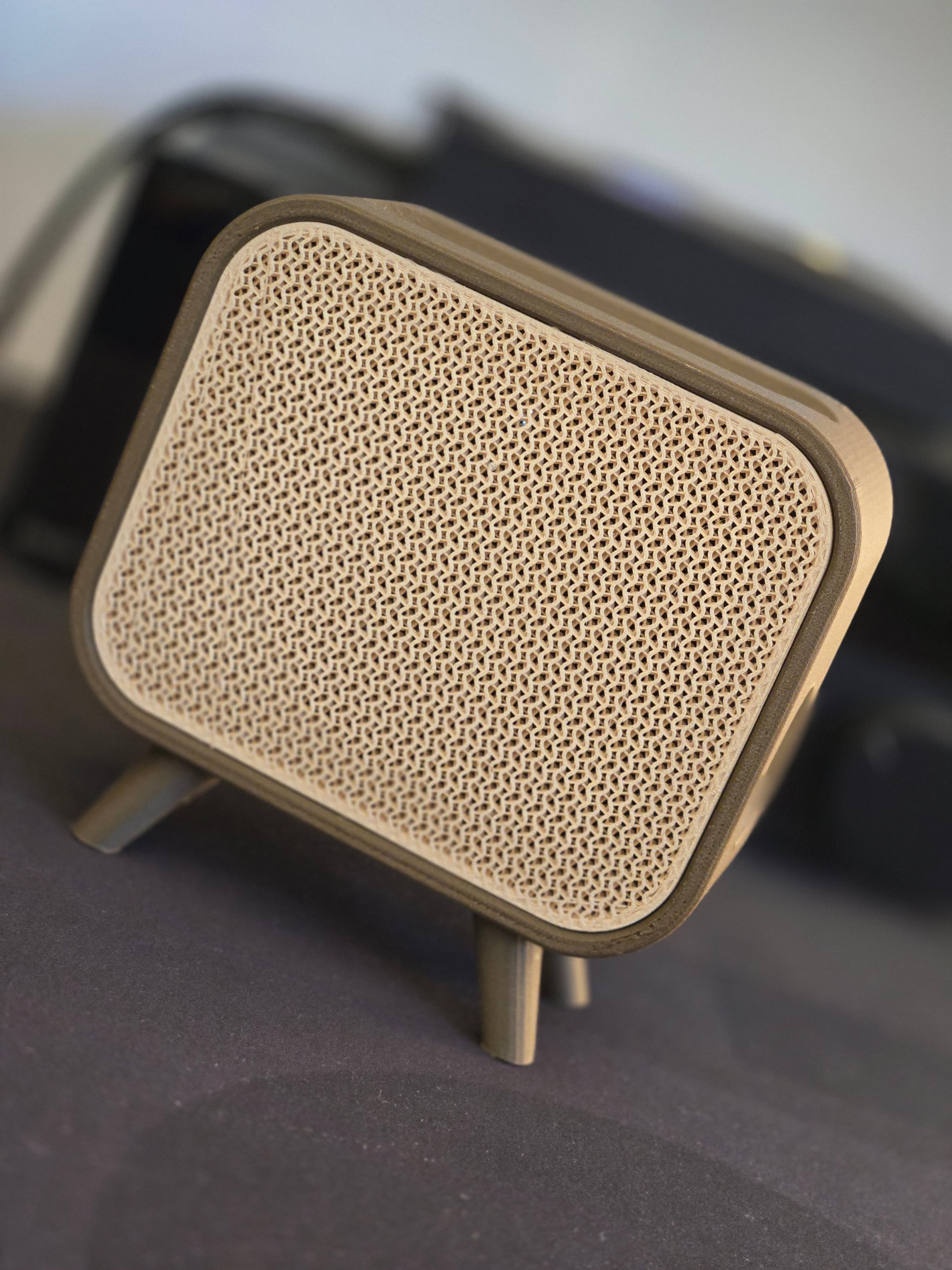 A really cool idea. I think it looks cool. Thank you.
Just for Ankermake folks, I had to slow it way down to print the grill. I also recommend doing a bed level.
I'm going to redo the legs a bit slower.