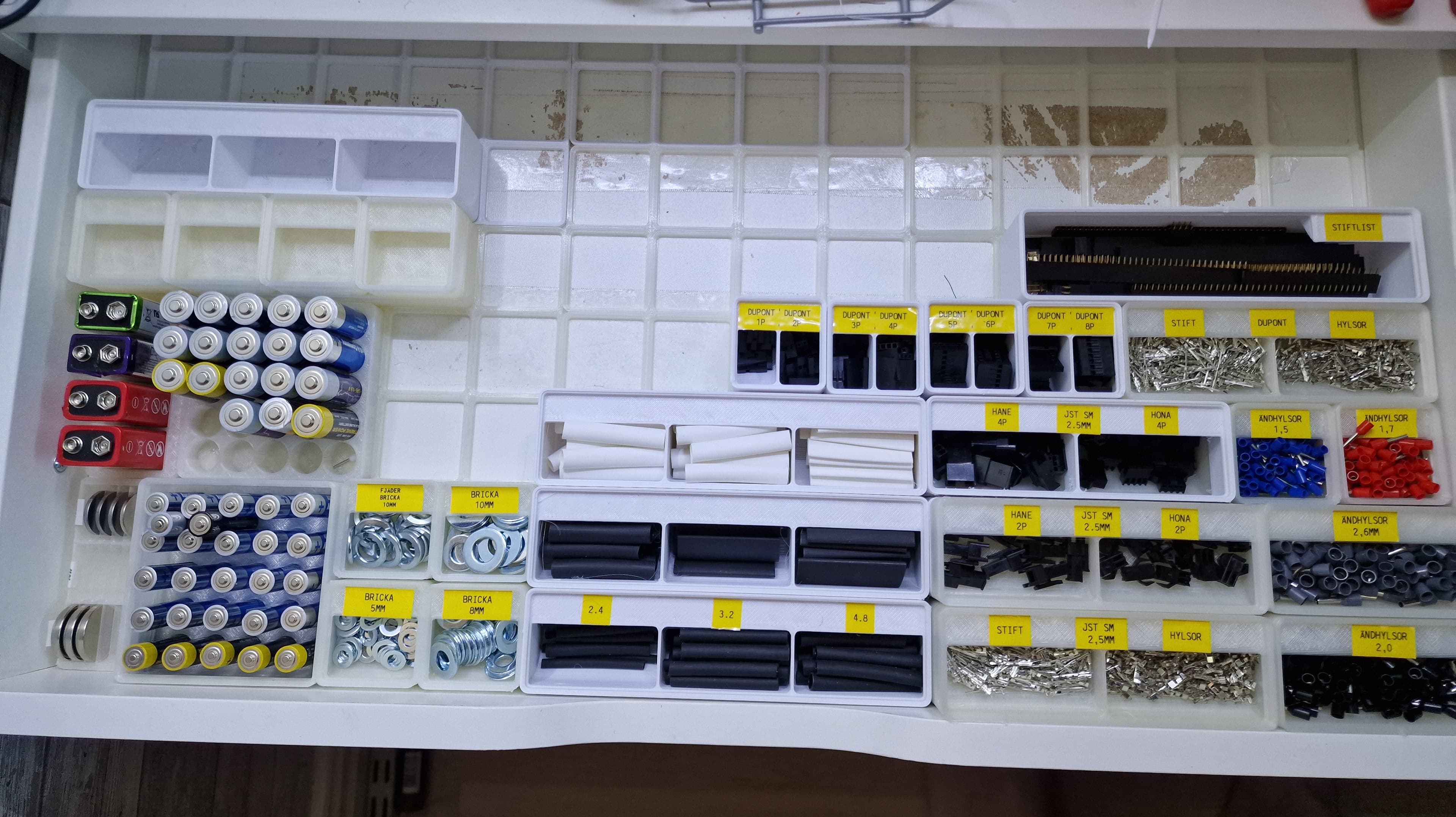 This must be my 300th atempt to organize.
But so far this is the best system i have found.
Very impressed that they stay put when slamming the drawer