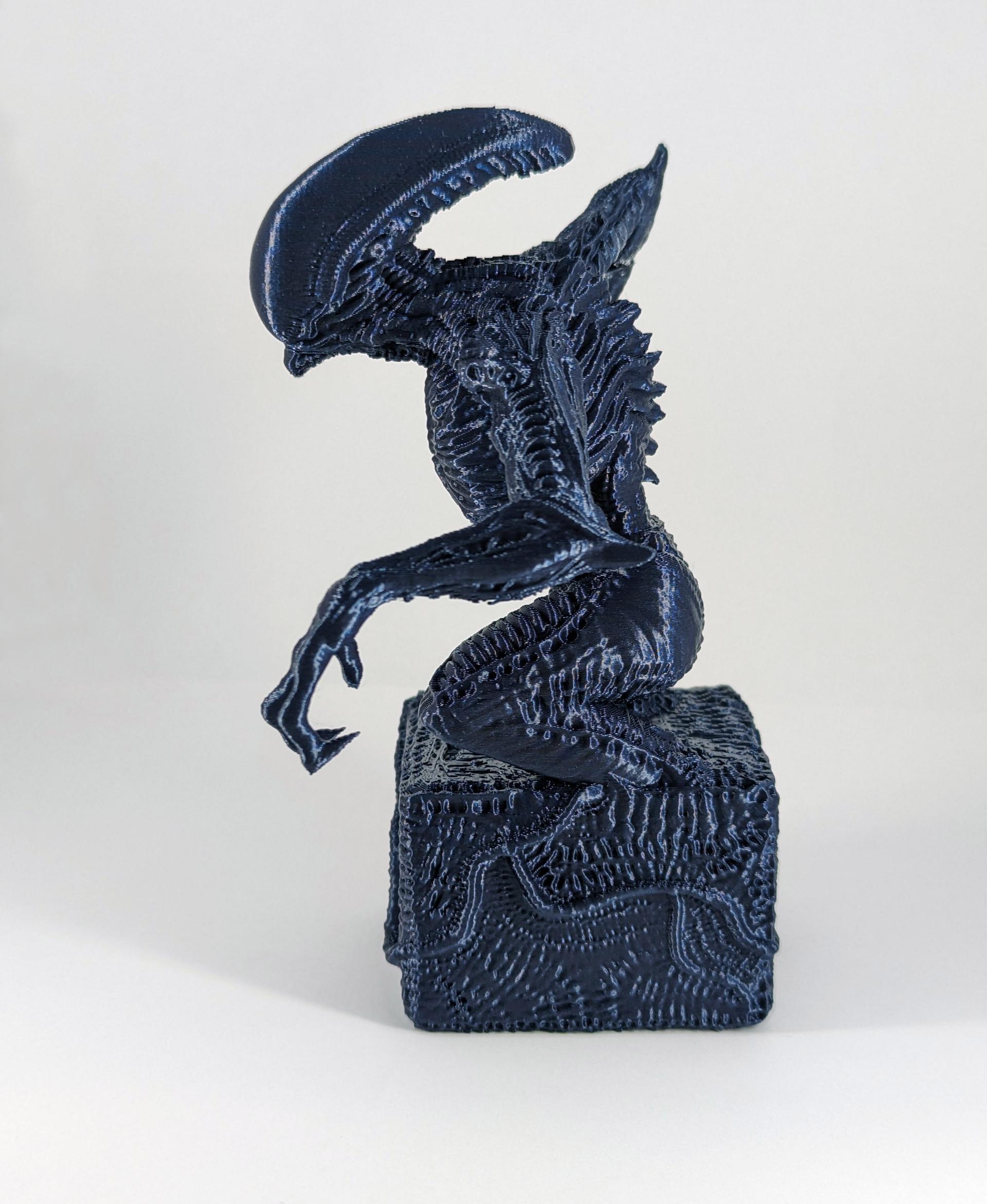 Alien Statuette - Awesome looking model from the Aliens universe. Polymaker PolyLite Dark Blue really brings out all the details and a nice shiny finish. - 3d model