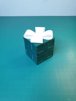 Christmas Gift Box - 50x50x50mm || Vase Mode 3d model