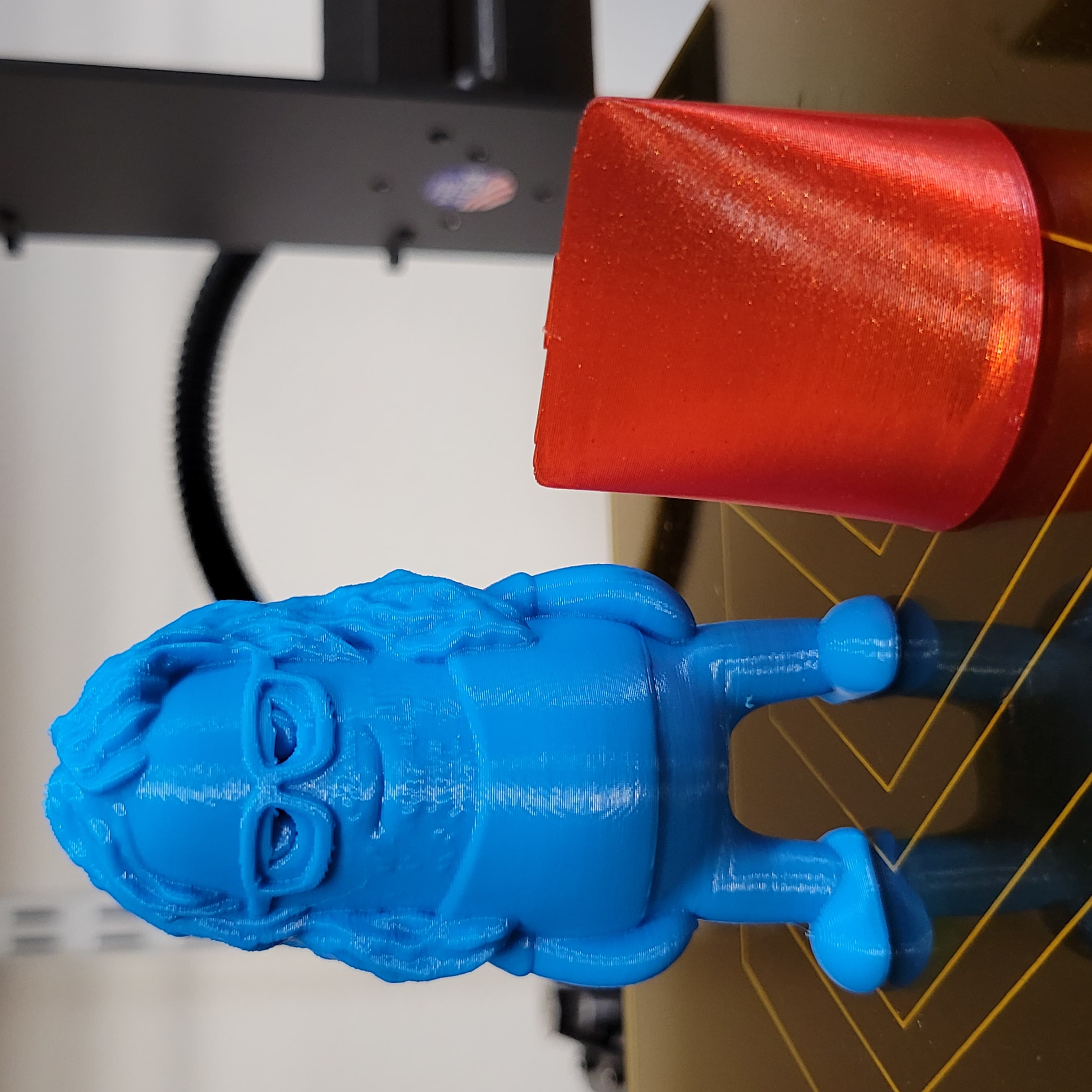 Mini Jim with "Sqriancle" geometric figure resized to be a hat for the little guy. Details for the "Sqriancle" on Cults3D: https://cults3d.com/en/3d-model/various/sqriancle