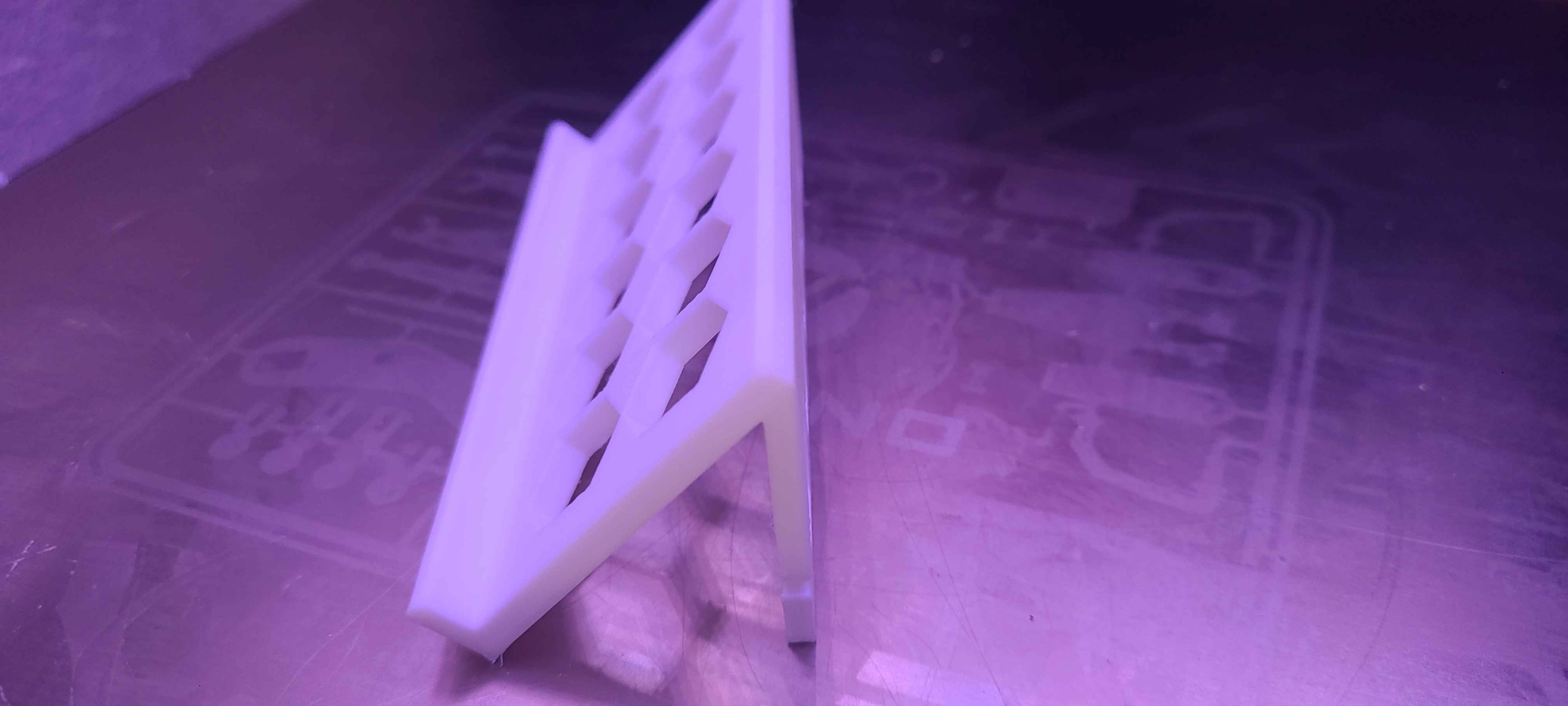 7th gen ipod touch tilted stand.stl 3d model