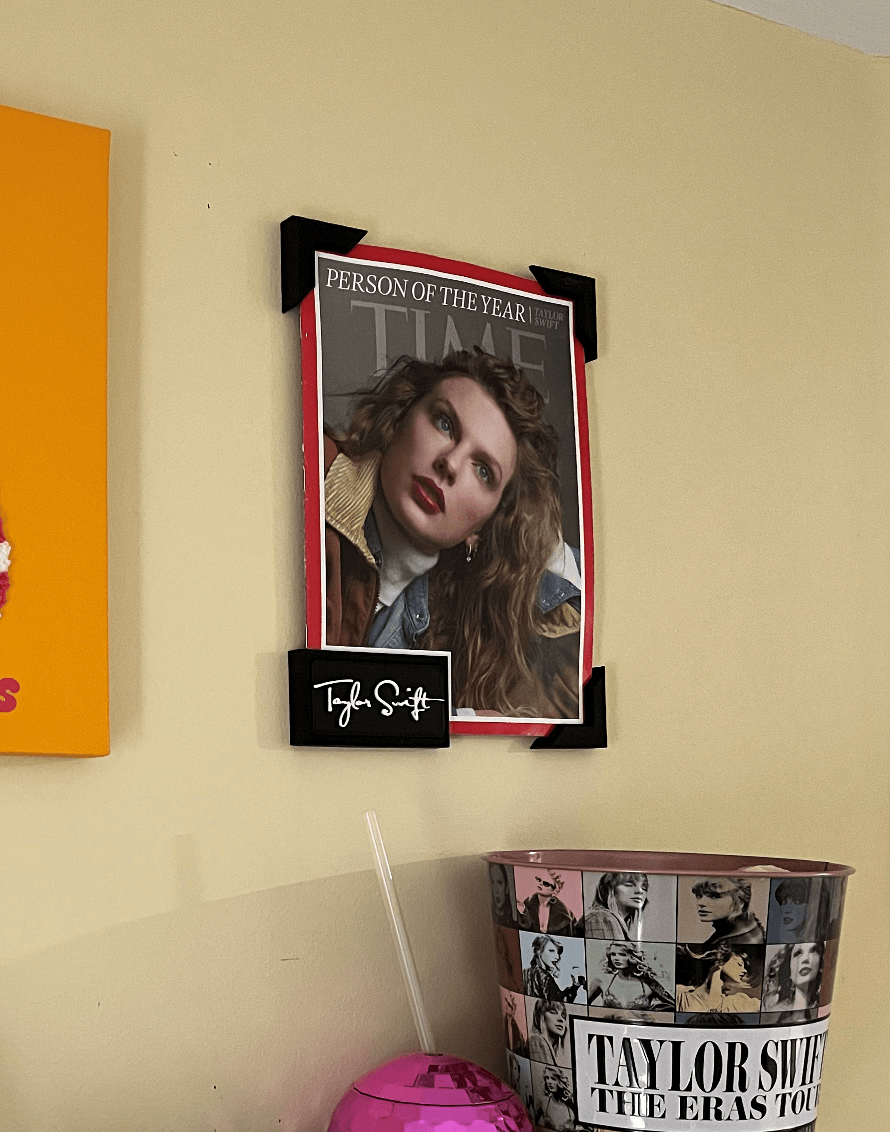 MAGAZINE HOLDER WALL MOUNT WITH DETAIL TAG - TAYLOR SWIFT 3d model