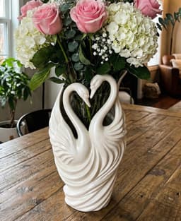 Elegant Dual Swan Vase - Scuptural Art Deco Flower Pot & Home Decor 3d model