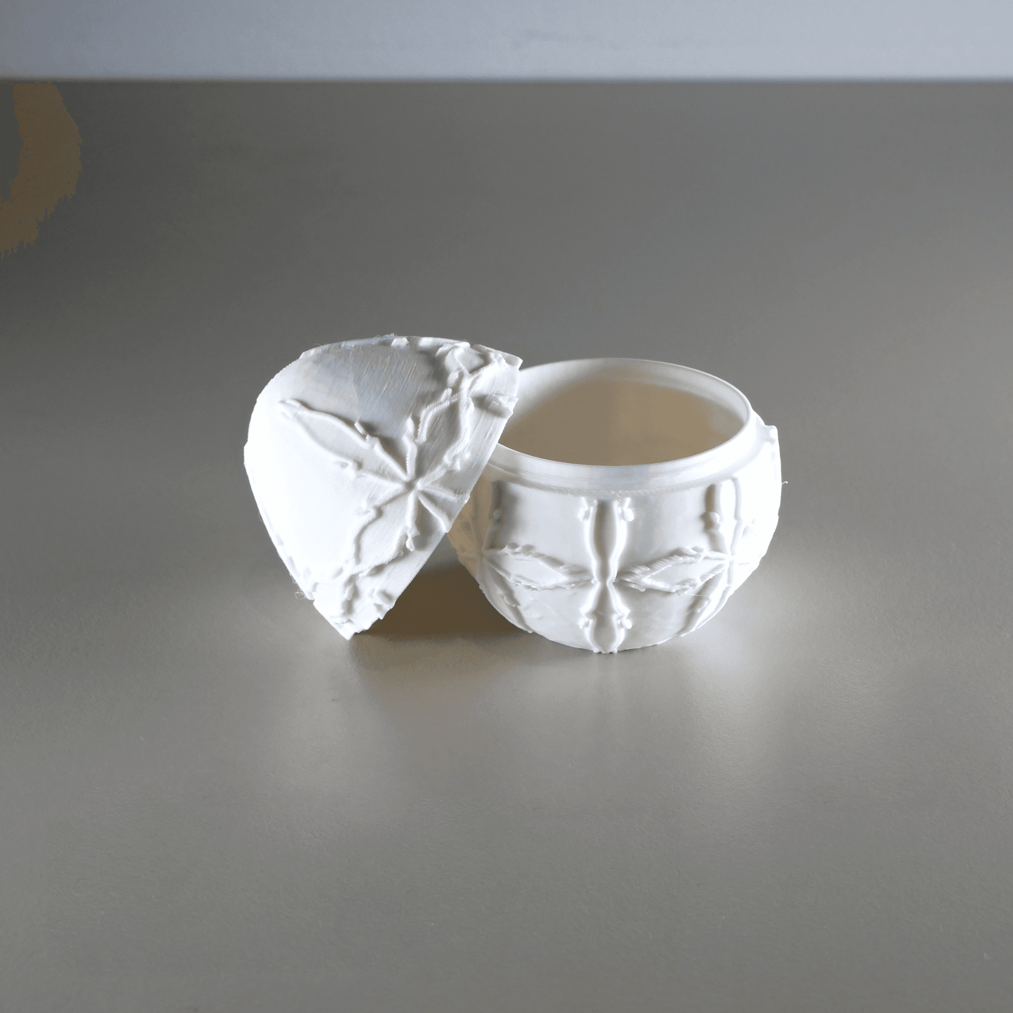 Easter Egg Gift Pot with Cross Design 3d model