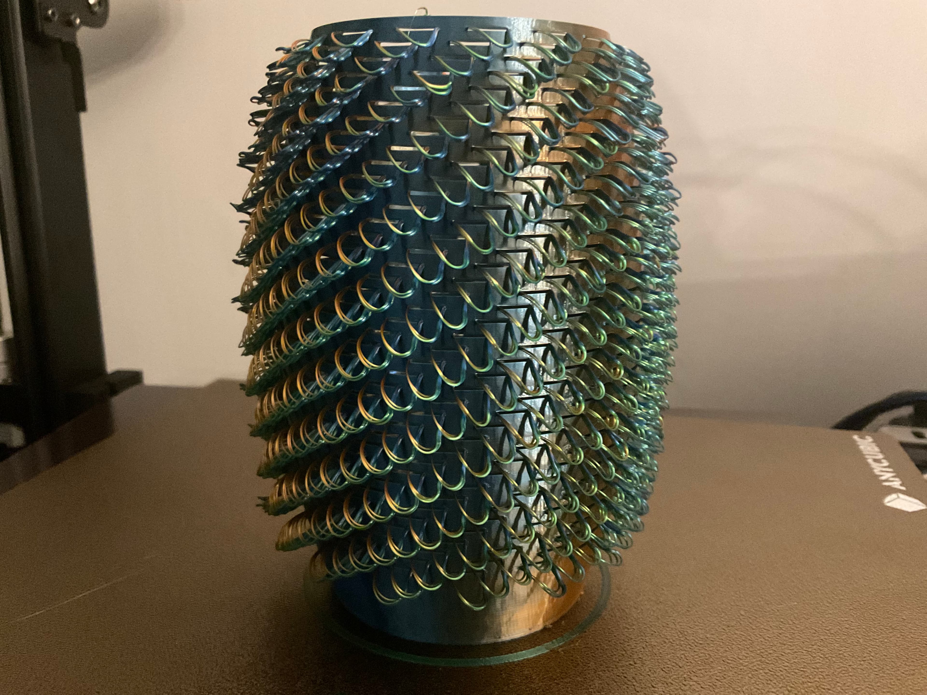 Printed it in a Tri Color filament by Iwecolor, it’s freaking gorgeous 🤩