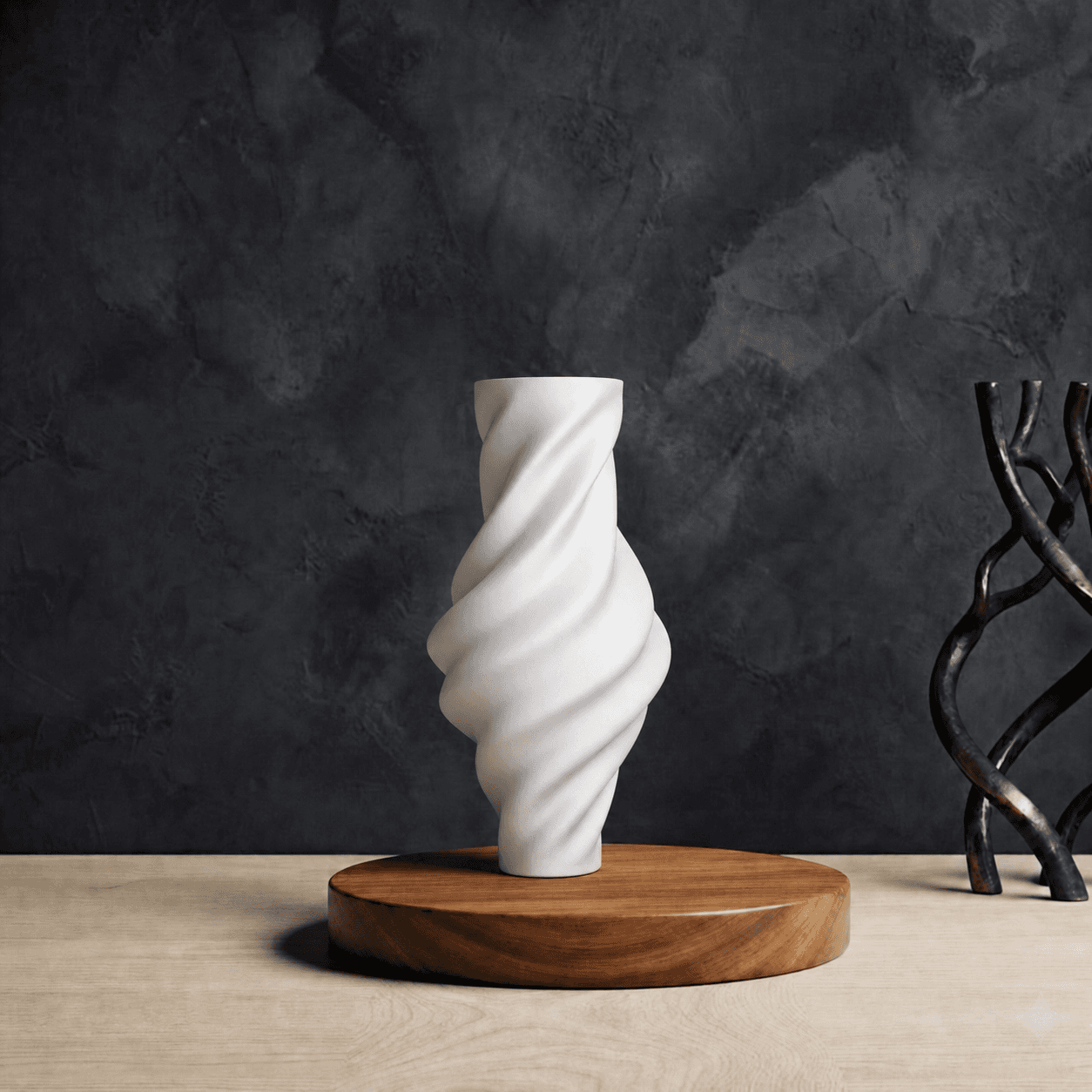 Vase sculptural en forme de silhouette torsadée 3d model