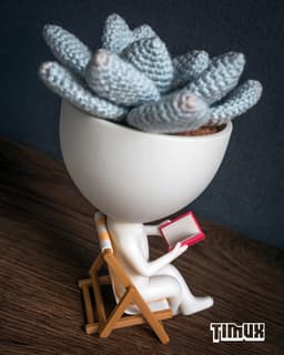 ROBERT PLANT READING ON A DECK CHAIR 3d model