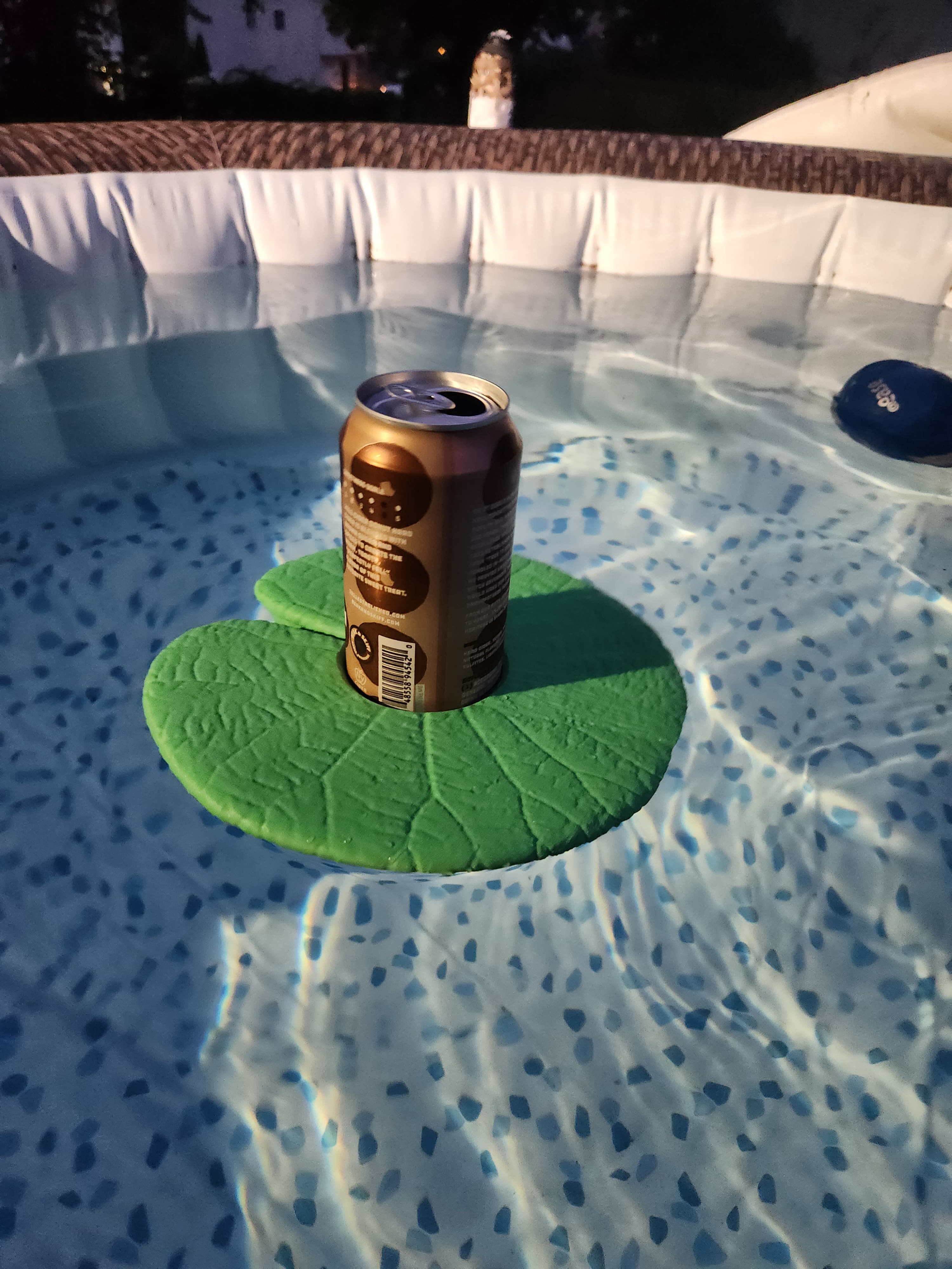 I printed the simple version because I really wanted to try it out in my inflatable hot tub before the weather got cold. This worked great! As the can got empty it lost some stability when the jet was on but it managed to stay upright!