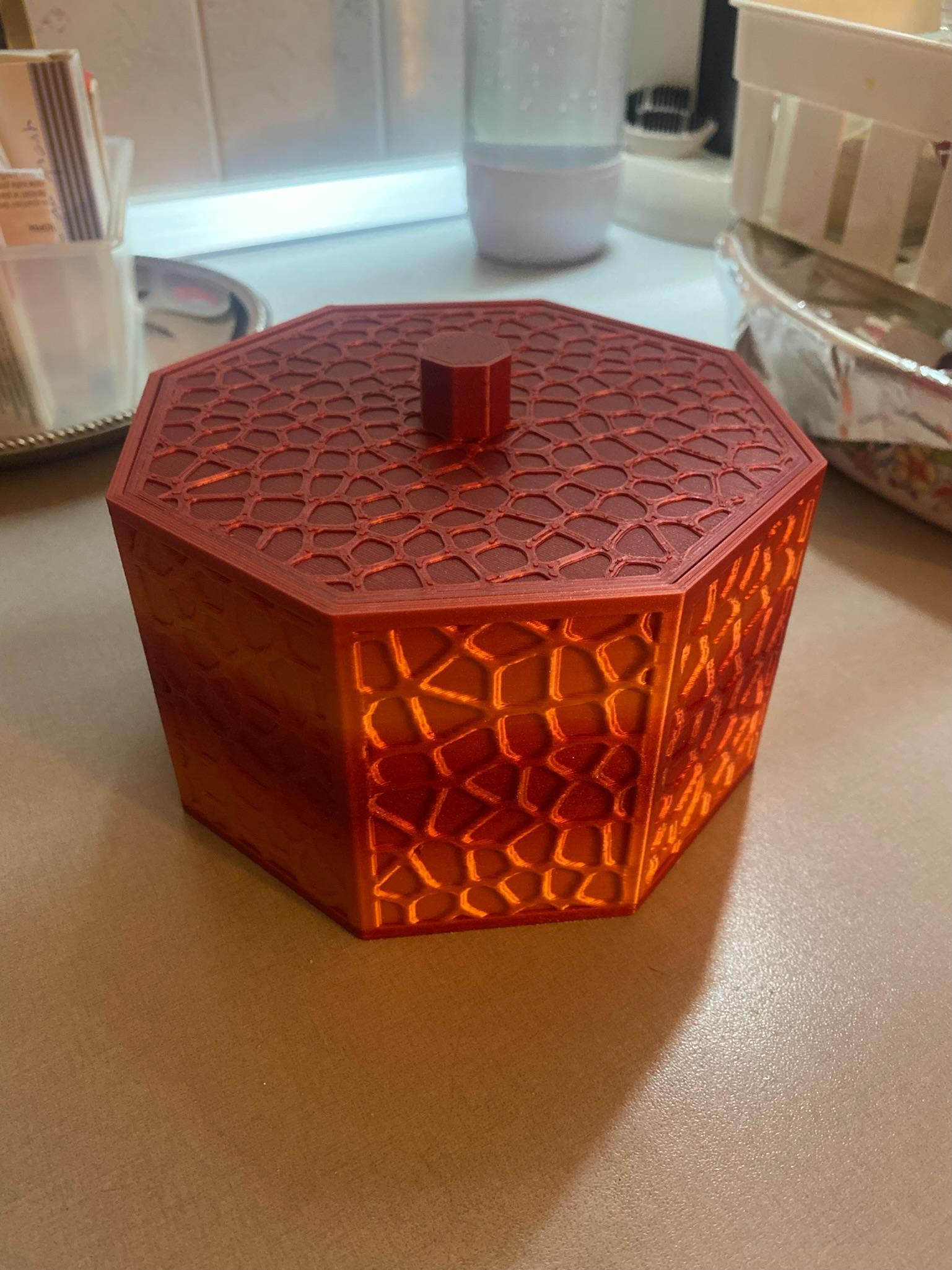 Voronoi Octobox with lid - Resized to 180%
Amolen Silk & Shiny red and gold PLA - 3d model