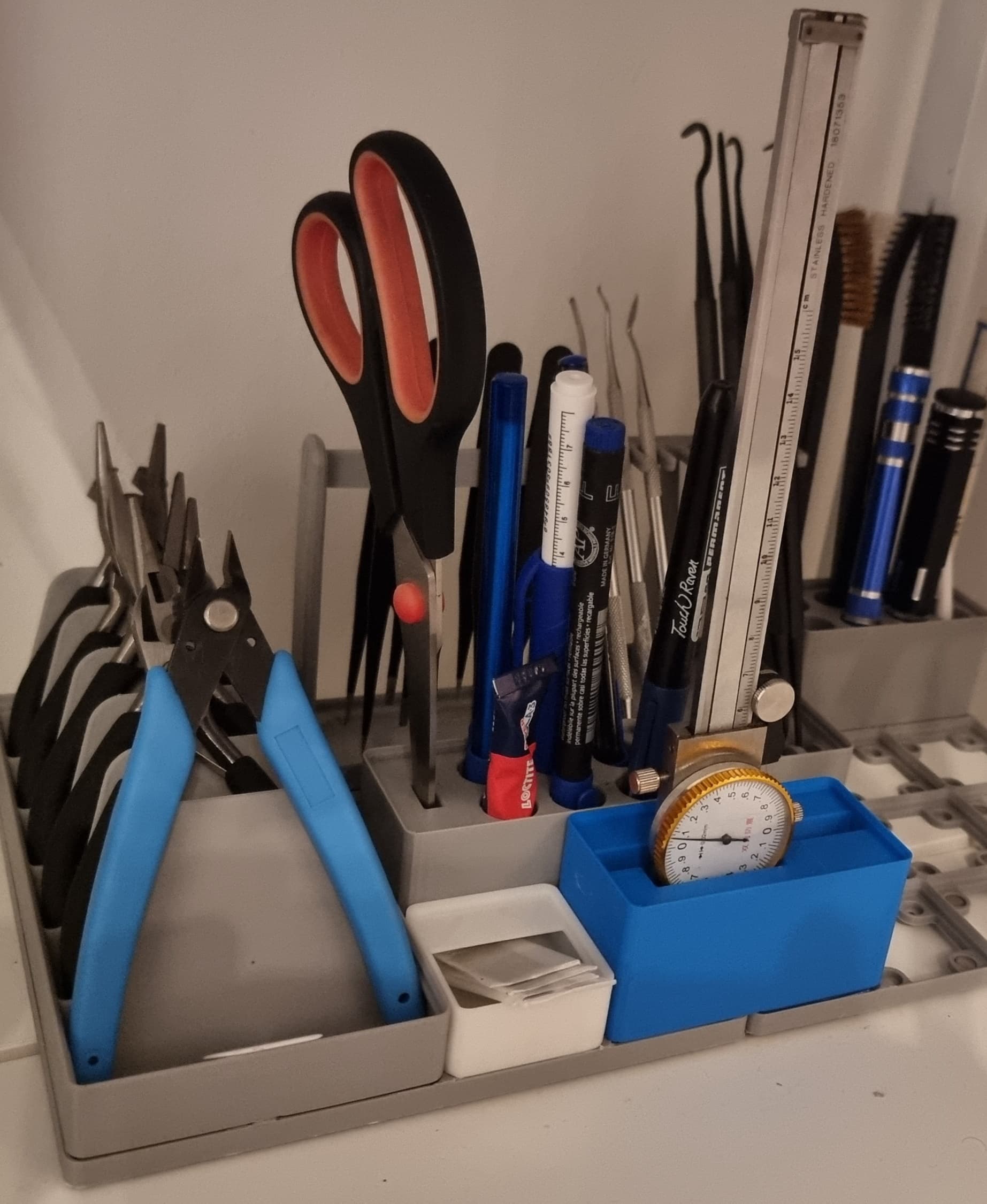 Desktop organisation with gridfinity