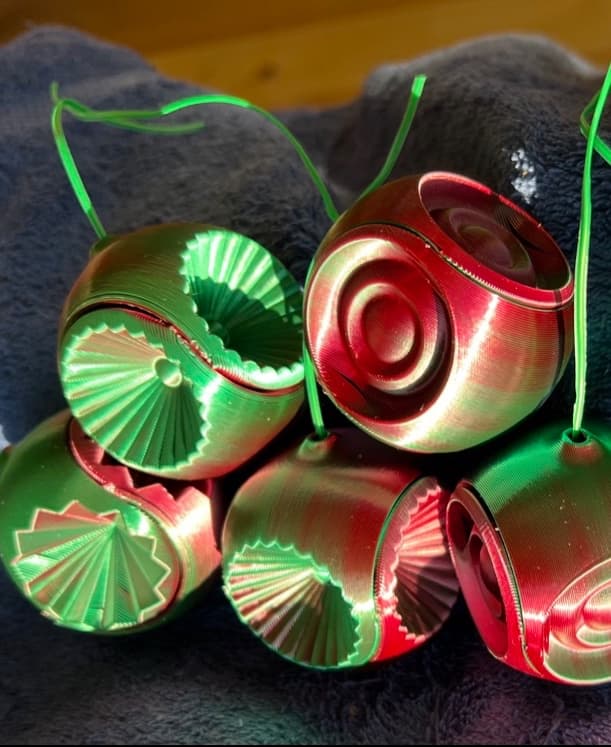 Ornaments, 2,4,5 0.3 layer height, 0.4 nozzle bicolor filament