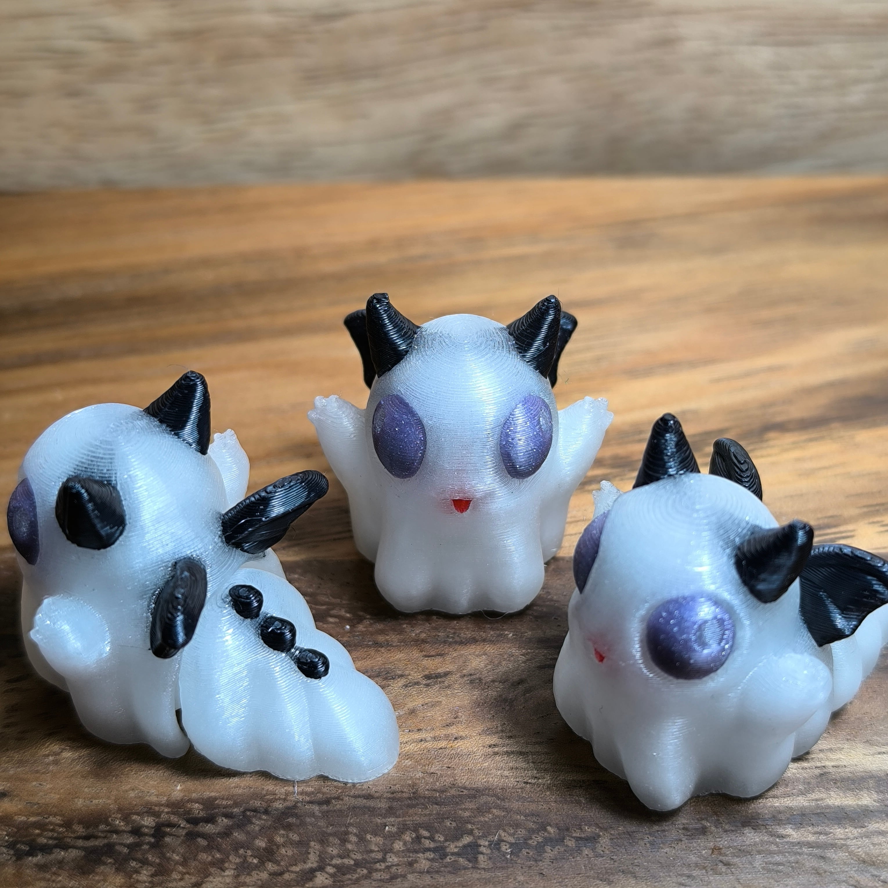 Of course I used glow in the dark filament.
maybe the eyes darker and the wings in rainbow... a month to go!