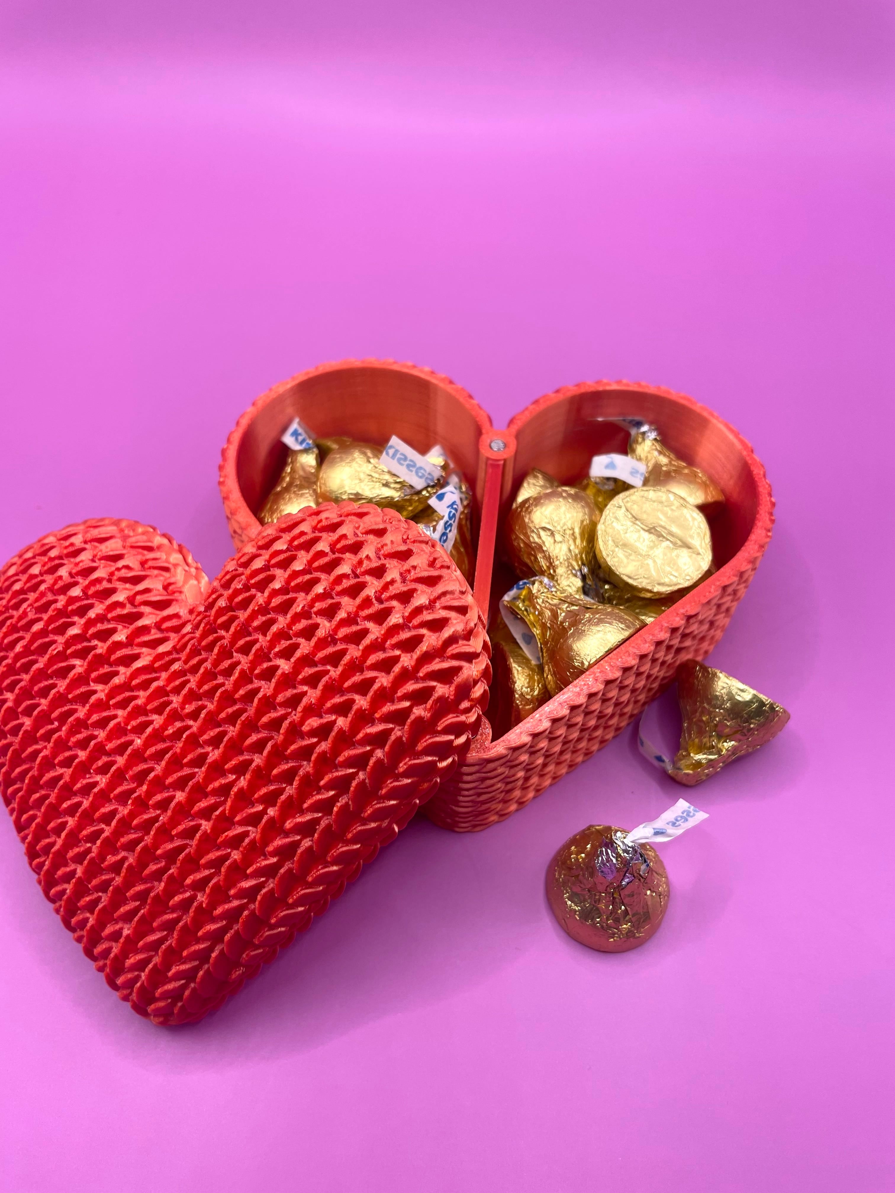 Knitted Heart Gift Box With Magnetic Lid 3d model