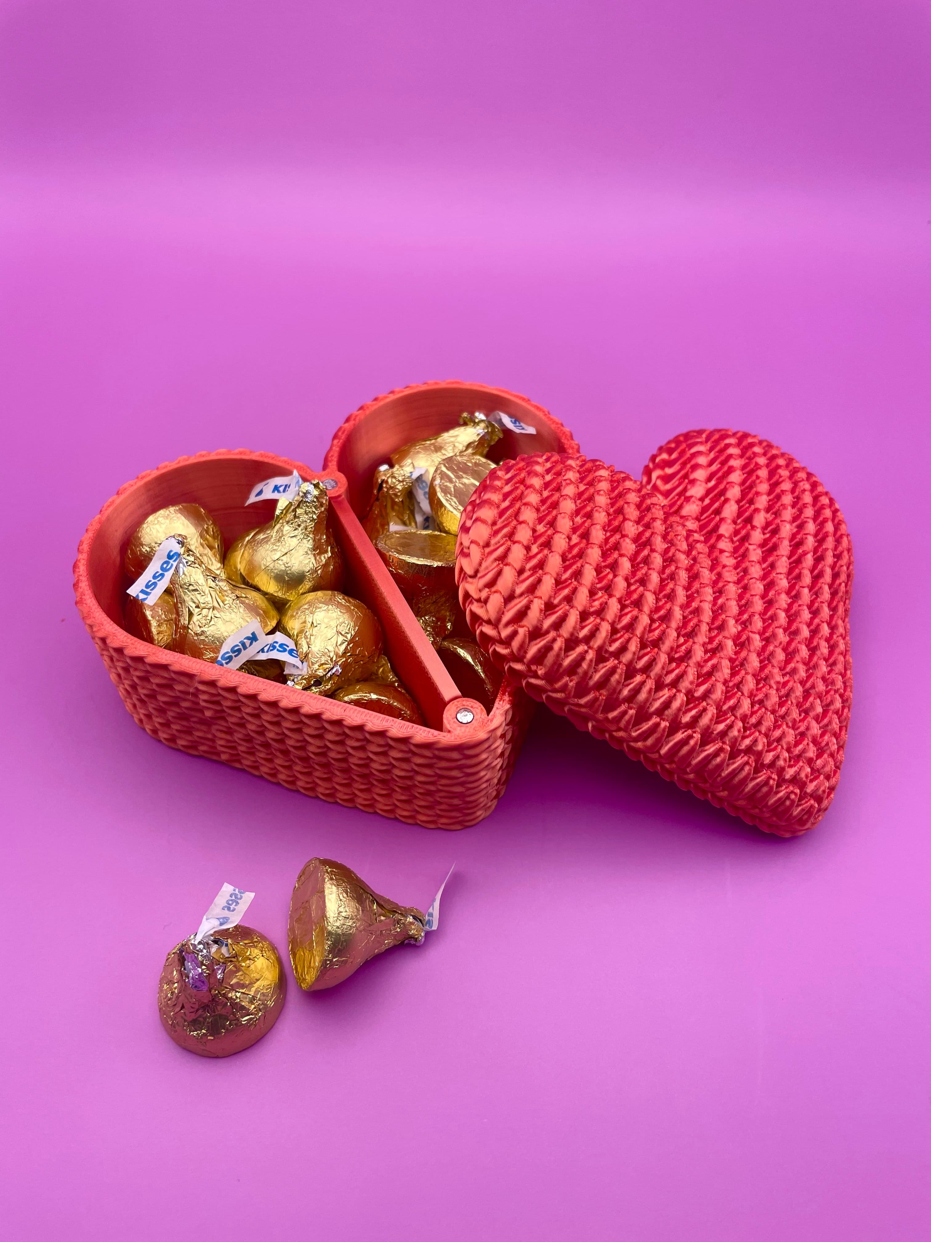 Knitted Heart Gift Box With Magnetic Lid 3d model