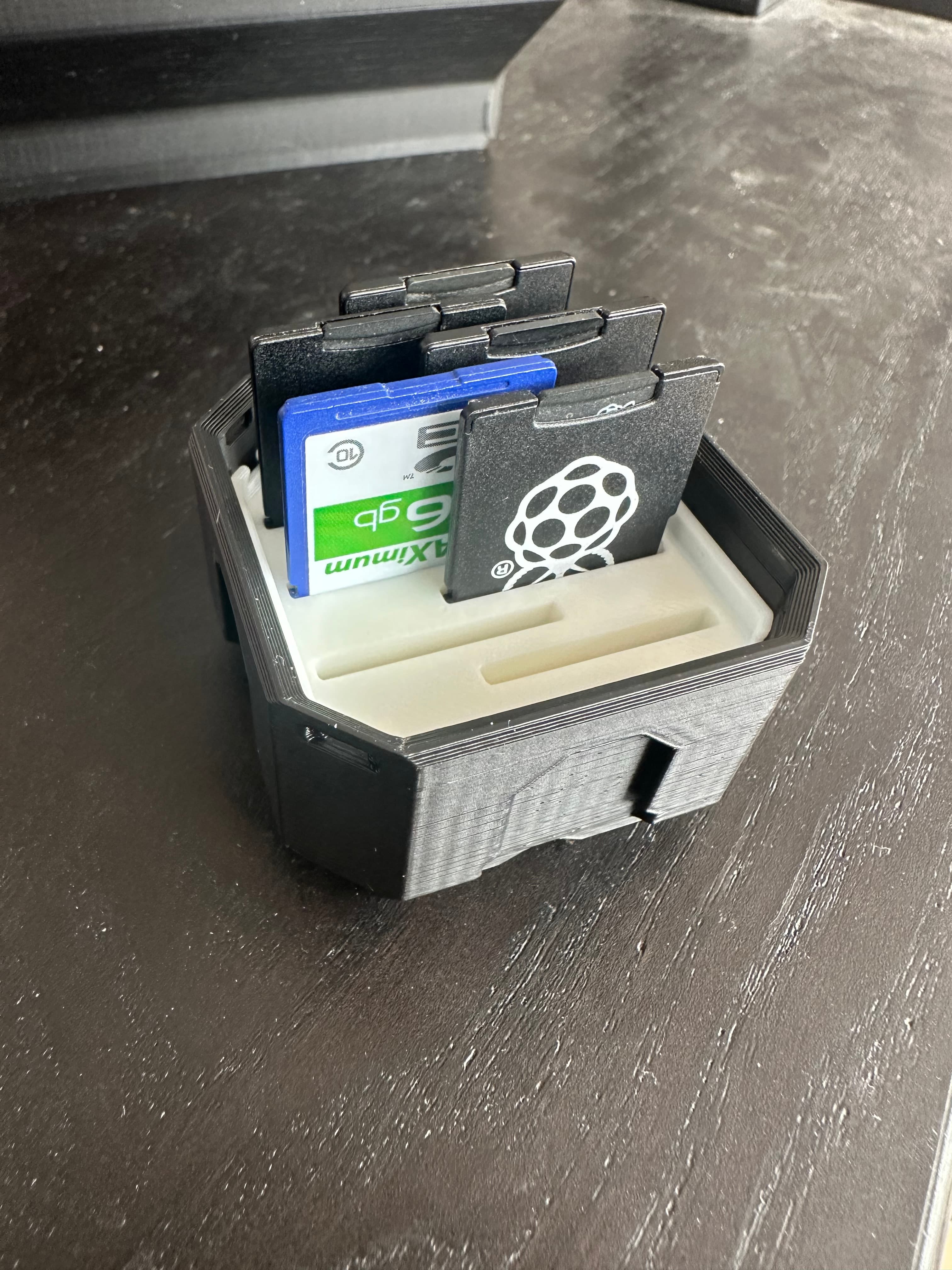 I tweaked the insert in Blender to create my first Multibin insert. I'm new here, don't know yet how to publish this remix, but will do as soon as I find the way.