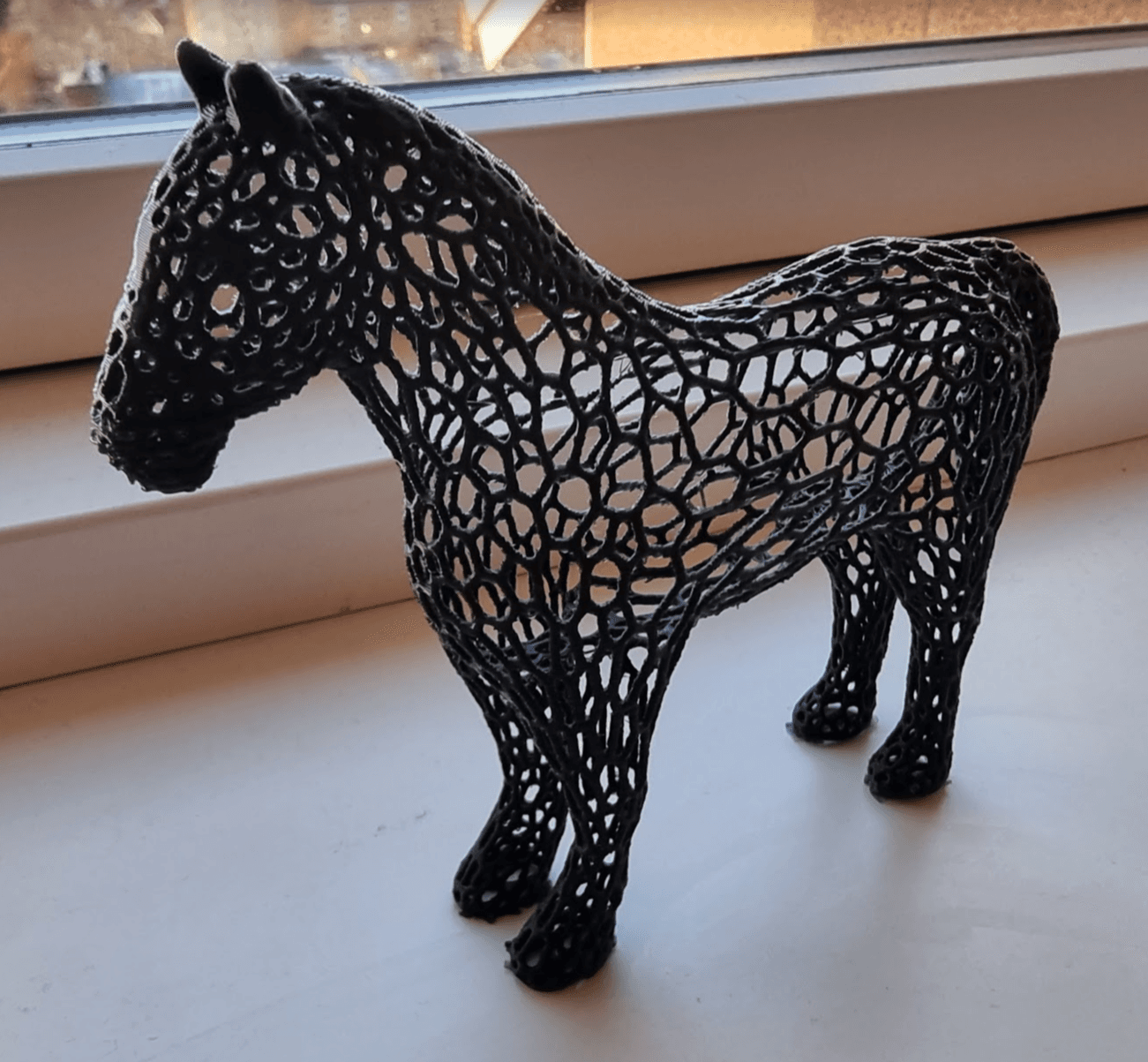 Scaled up a bit, roughly 12 cm tall. PLA. Printed with tree support, touching ground only. So got support under belly, tail and head, and nothing on the inside.