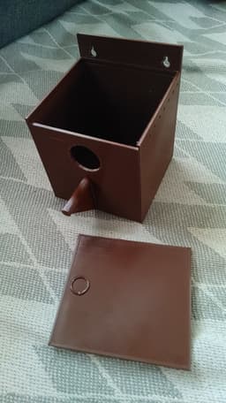 Birdhouse with sliding cover 3d model