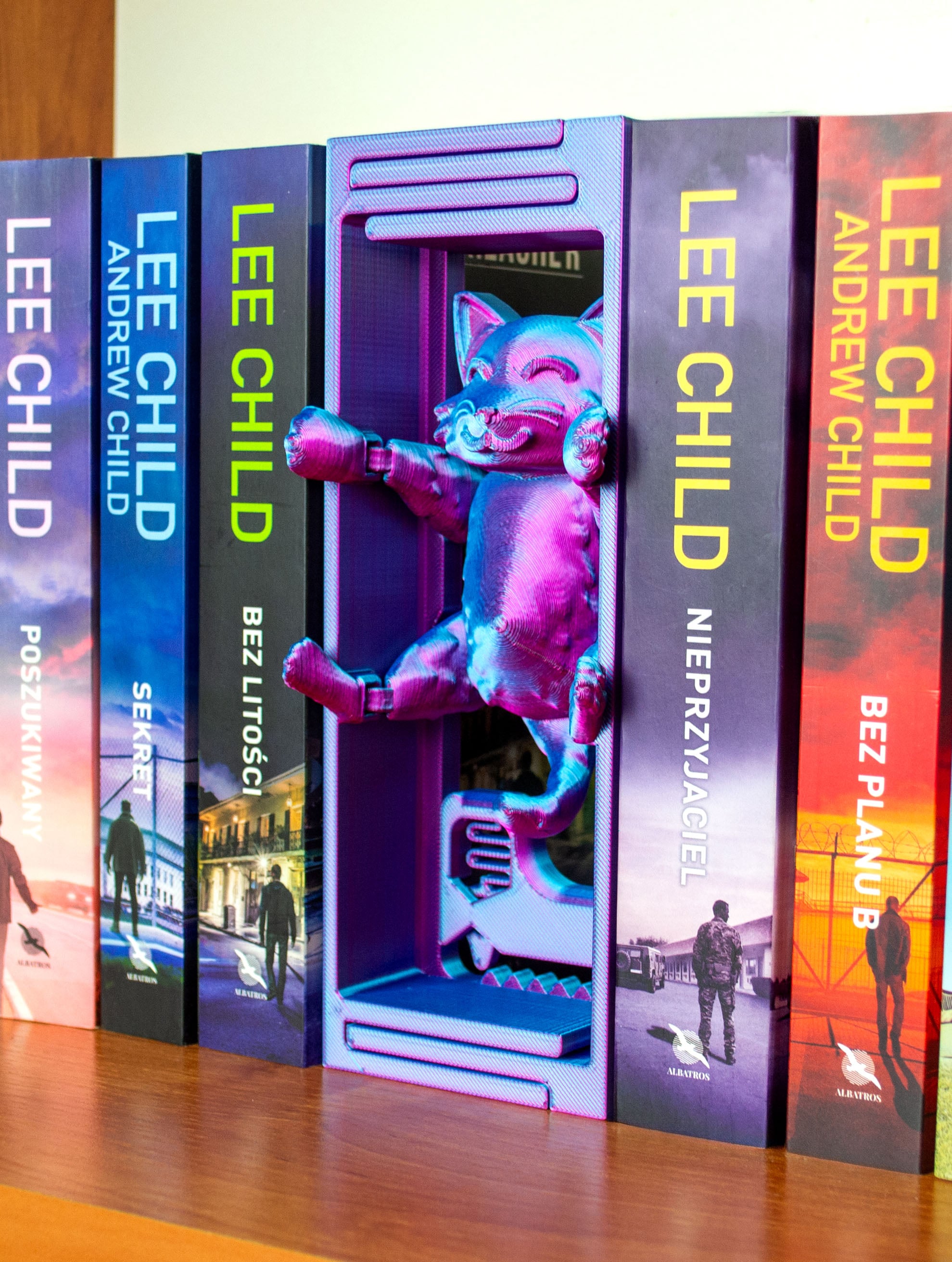 Hanging Cat: Adjustable Book Nook 3d model